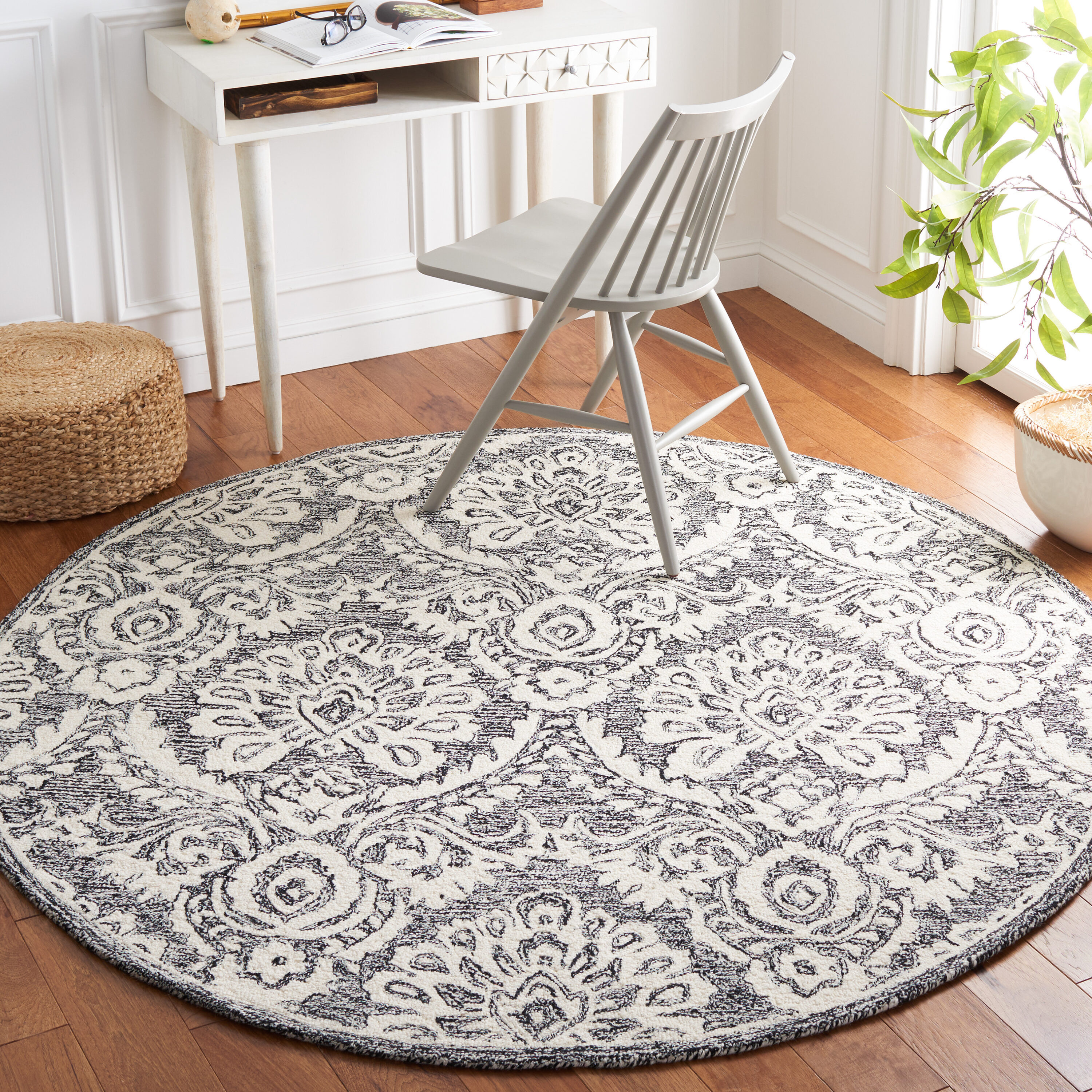 Safavieh Blossom 106 Black/Ivory Traditional 6ft x 6ft Round Rug in the ...