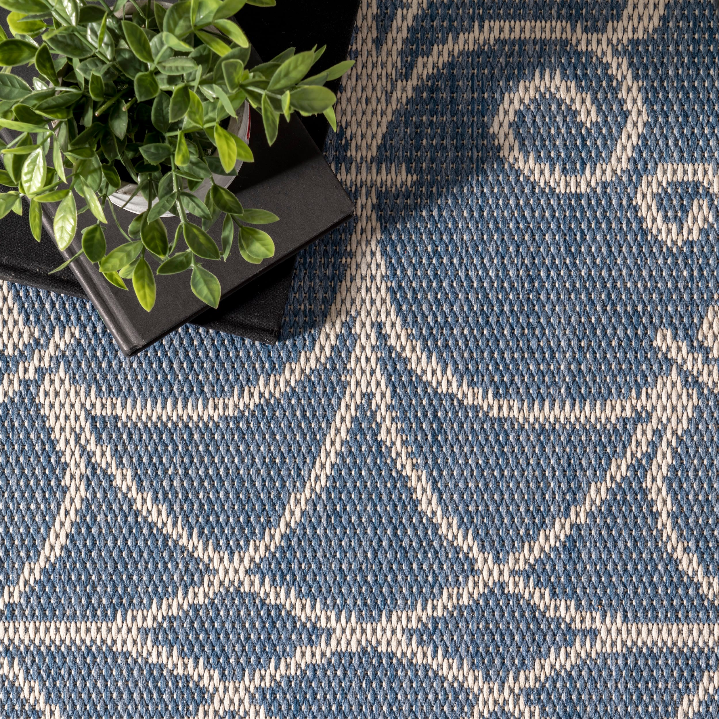 Kathleen Blue and White Synthetic 6' x 9' Rectangular Area Rug