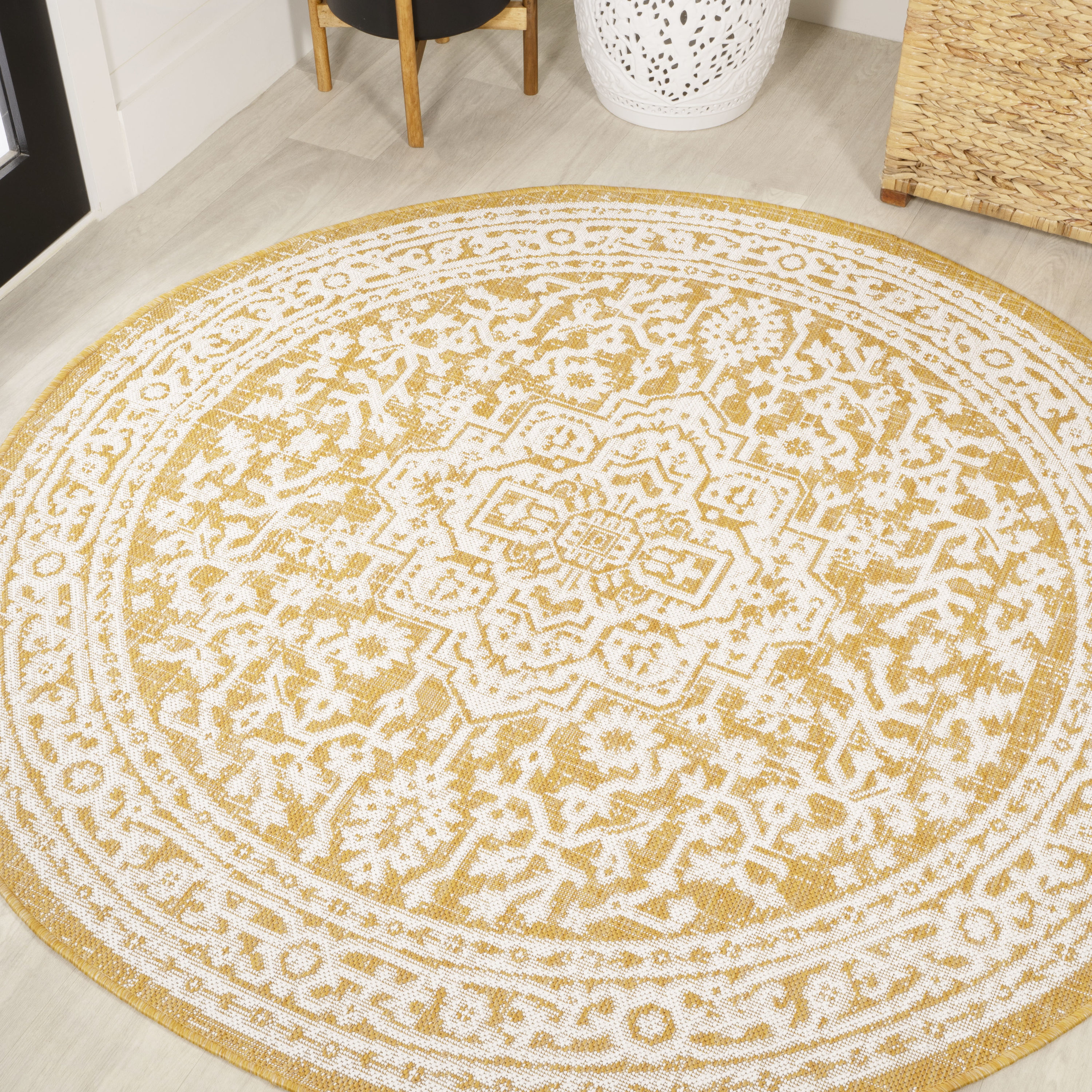 JONATHAN  Y SMB101I-5R Santa Monica Sinjuri Textured Weave 5 x 5 (ft) Loomed Polypropylene Yellow/Cream Round Indoor/Outdoor Border Coastal Area rug