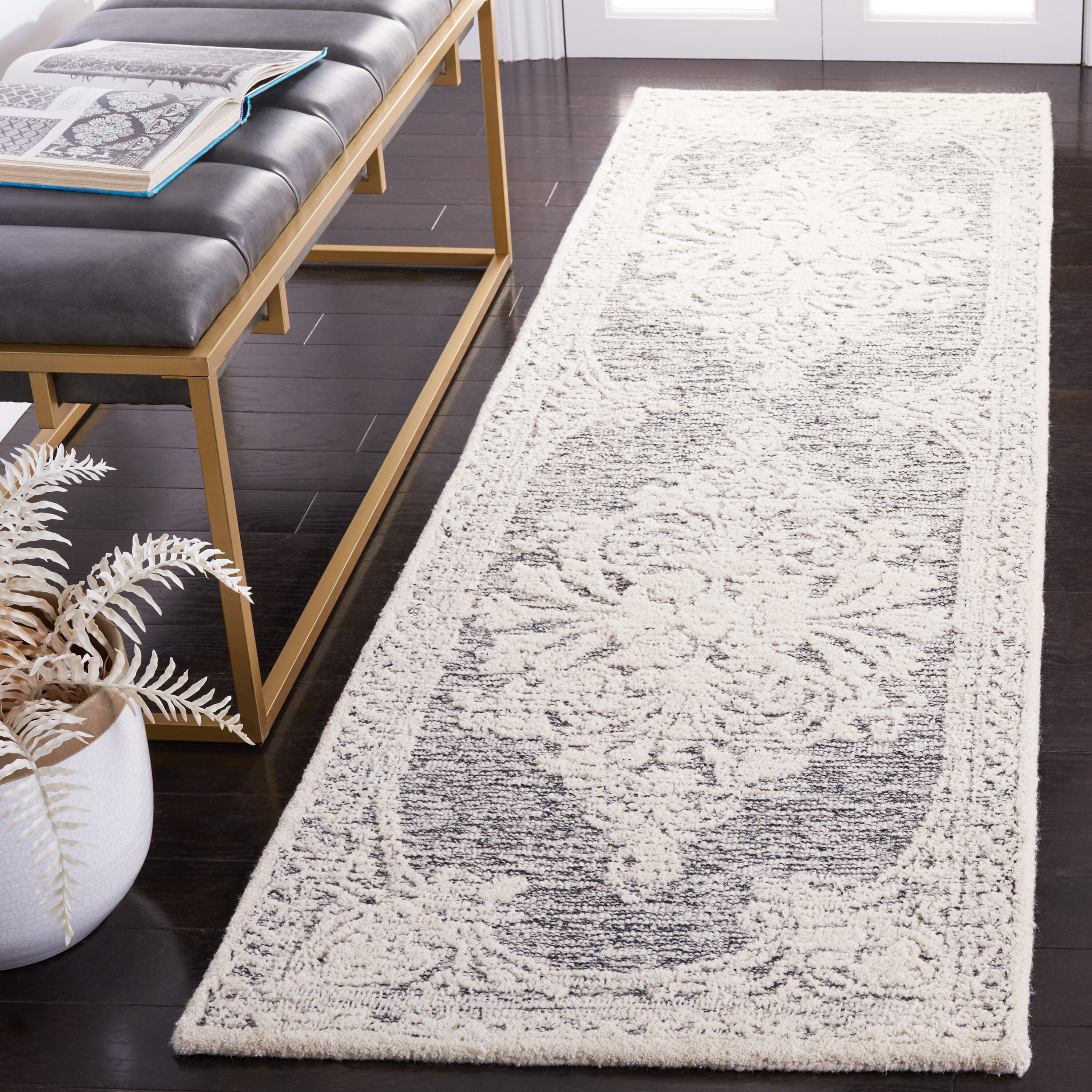  Metro 616 Ivory/Black Traditional 2Ft-3In x 8Ft Runner Rug