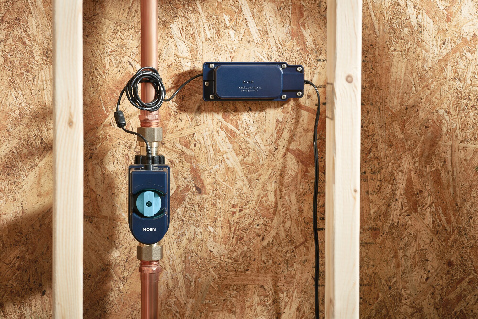 Moen Flo Smart Water Monitor 1-1/4-in to 1-1/2-in Indoor/Outdoor Smart  Water Leak Detector with Automatic Shut-off Valve