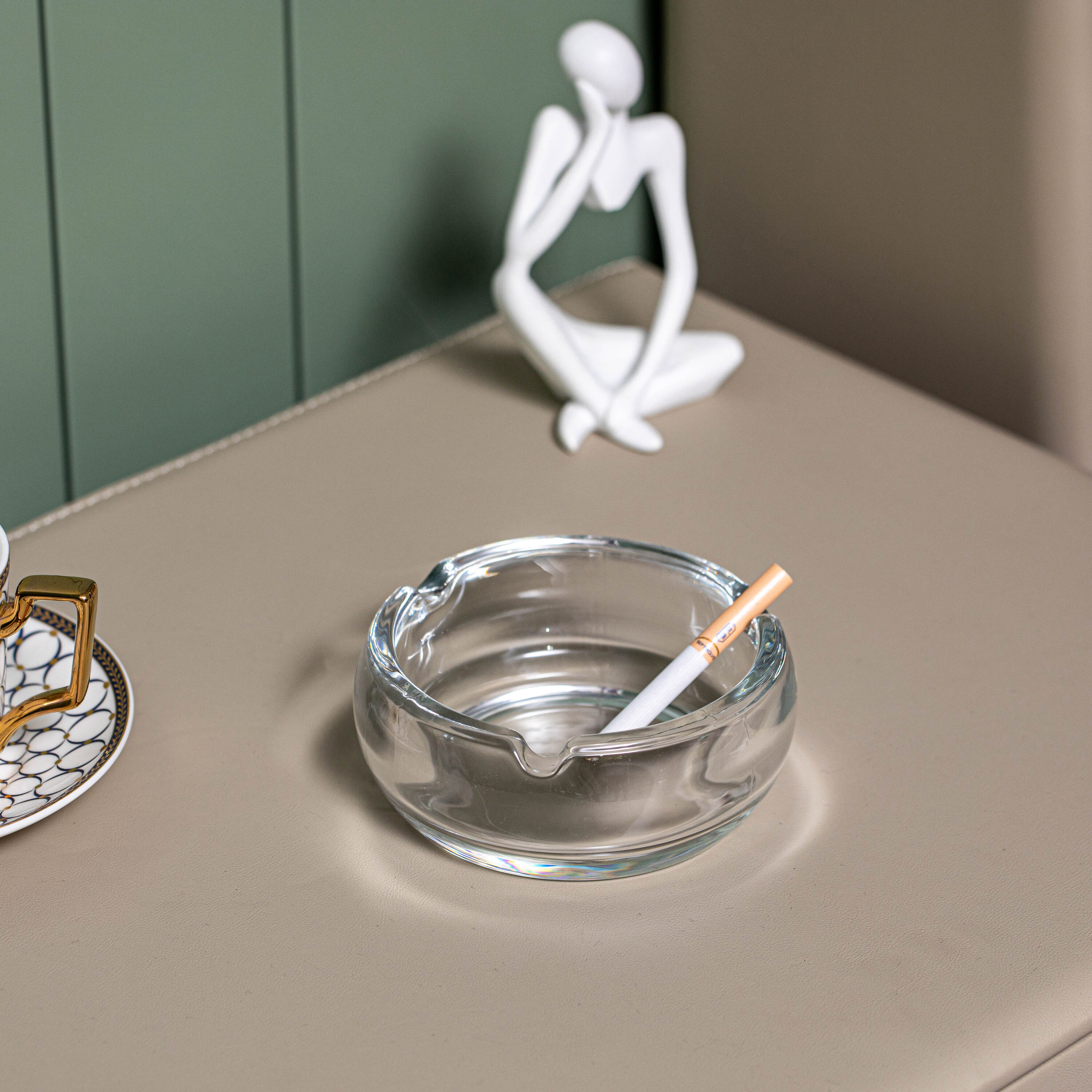 Elegant Clear Glass Round Portable Ashtray for Indoor and Outdoor Use