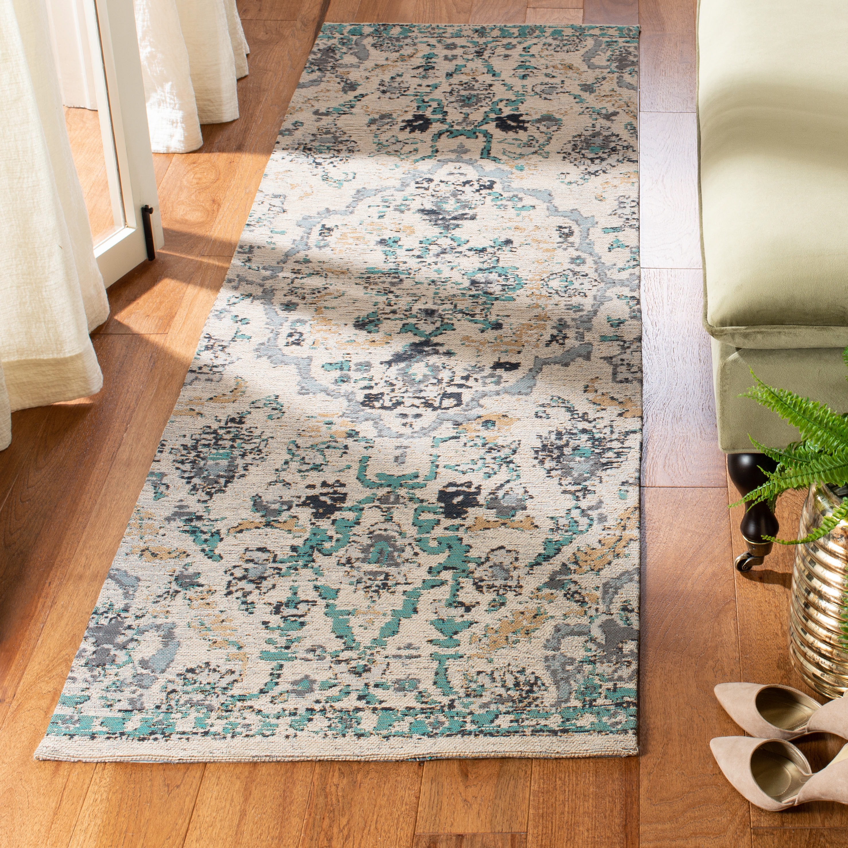 Safavieh CLV102F-28 Classic Vintage Sienta 2 x 8 (ft) Loomed Polyester Gray/Turquoise Rectangular Indoor Distressed/Overdyed Vintage Runner rug