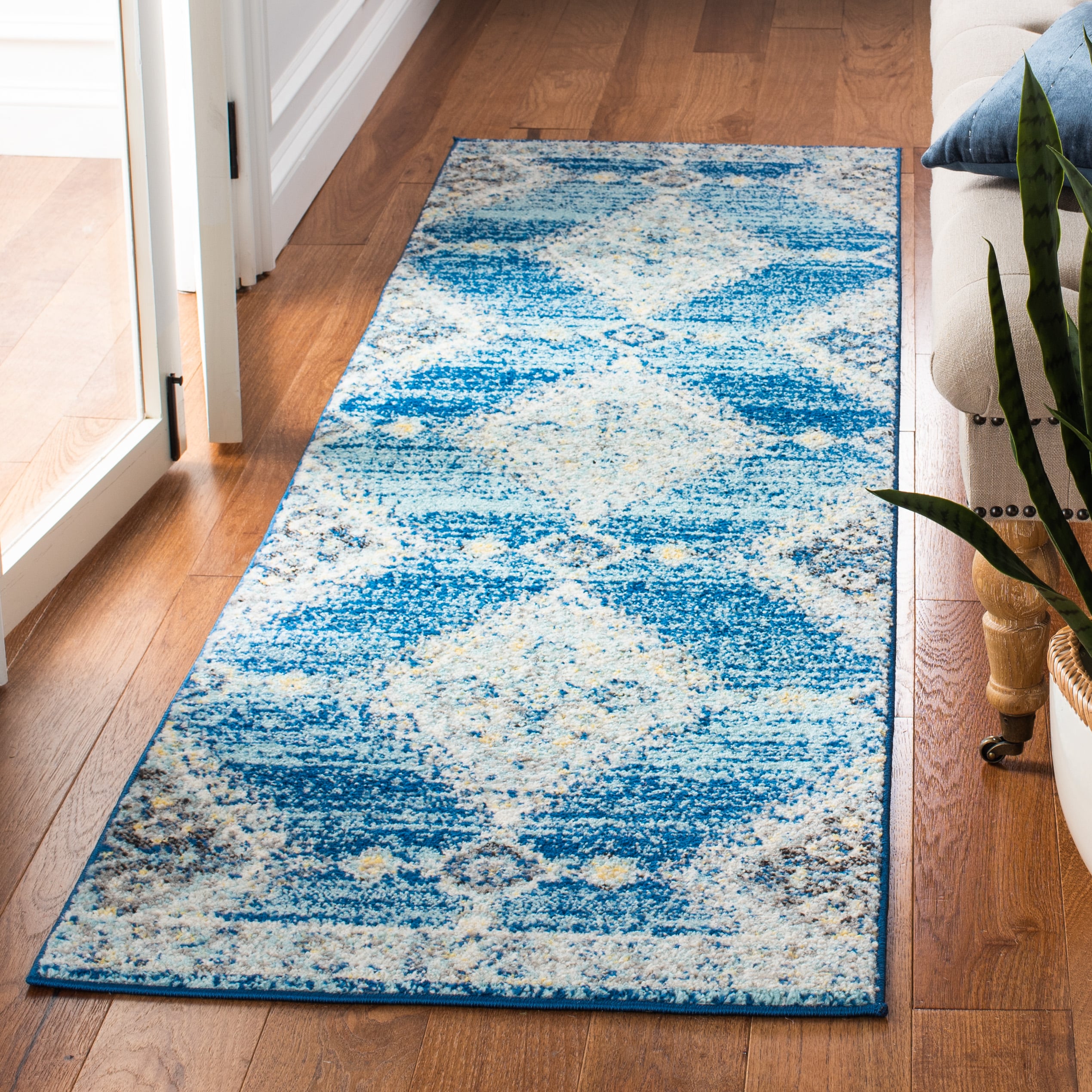 Safavieh MAD615N-26 Madison Warman 2 x 6 (ft) Loomed Synthetic Navy/Creme Rectangular Indoor Distressed/Overdyed Vintage Runner rug