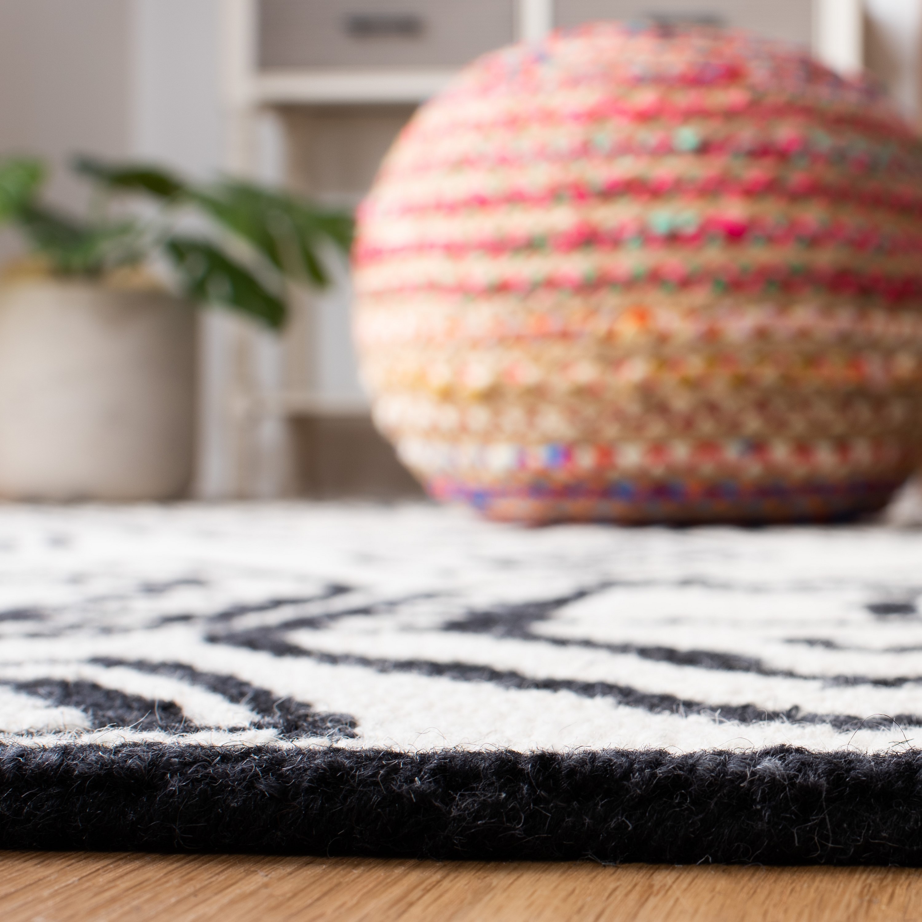 Elegant Noir Hand-Tufted Wool 8' x 10' Area Rug