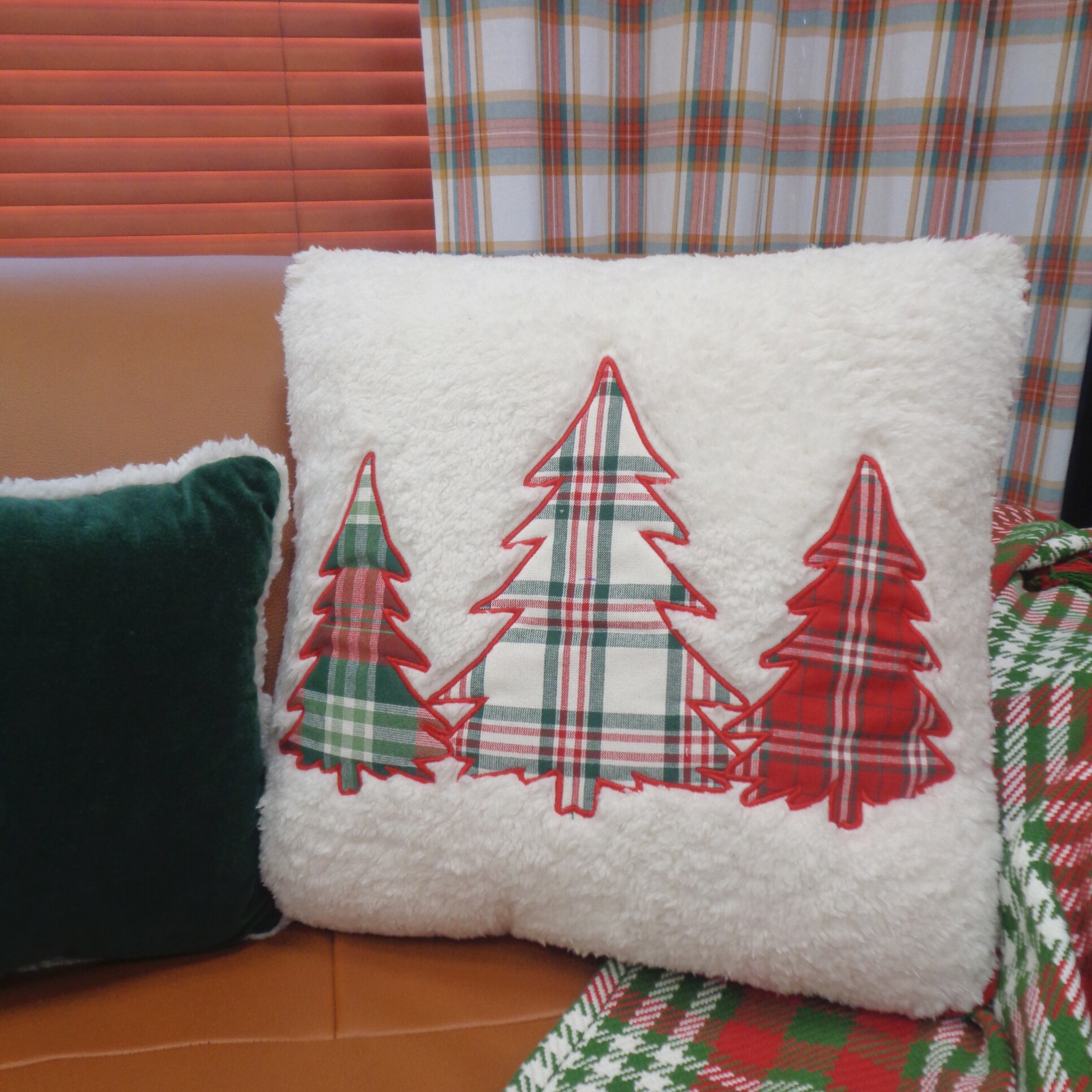 Outdoor christmas 2025 pillows lowes