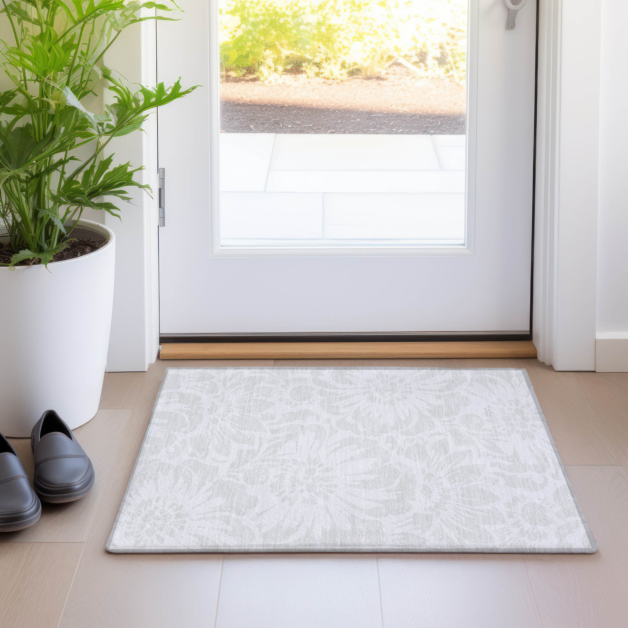 Ivory Floral Rectangular Machine-Washable Rug 1'8" x 2'6"