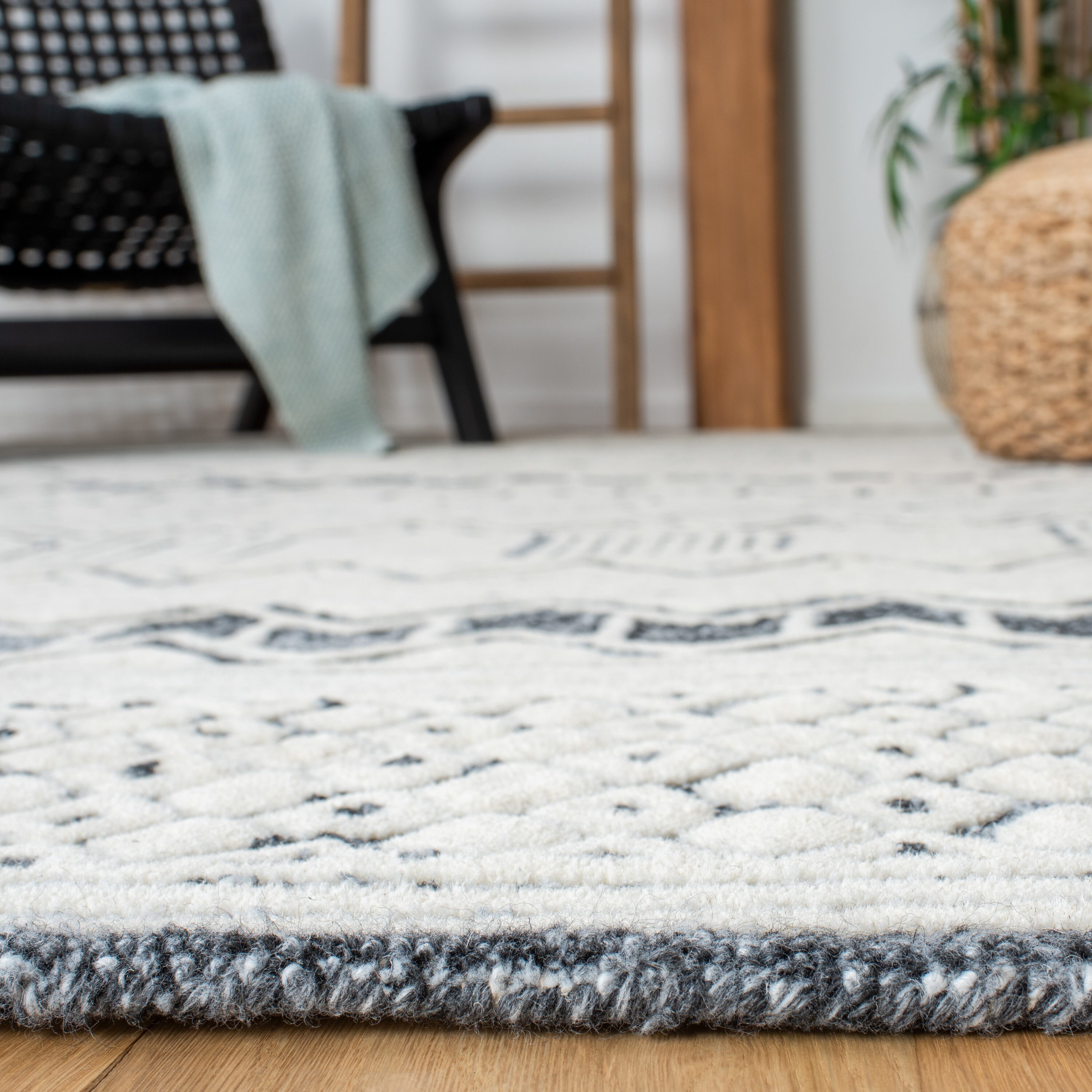 Hand-Tufted Americana Black Wool 4' x 6' Rectangular Rug