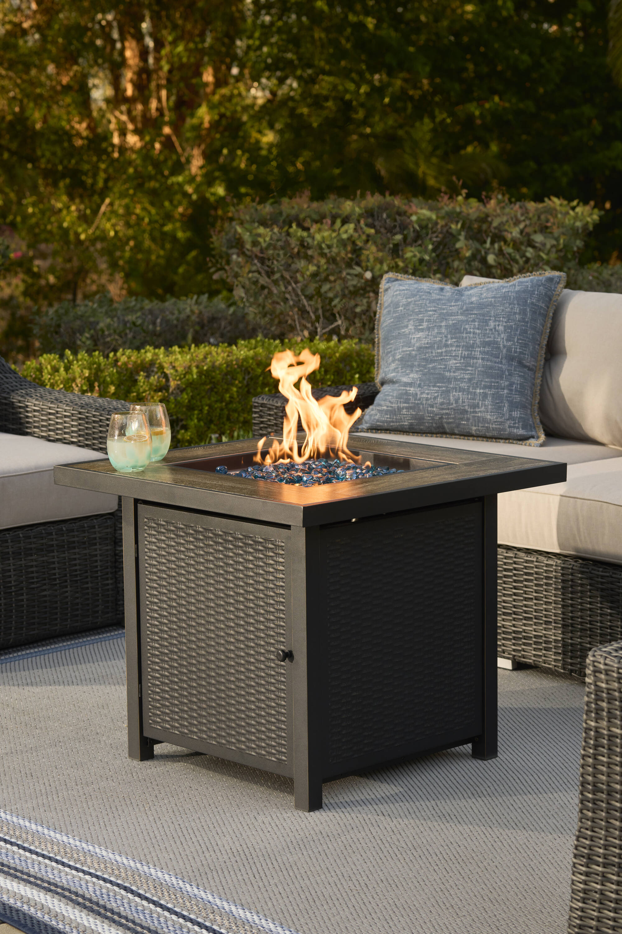 HEATMAXX The 50,000 BTU outdoor propane fire pit table provides the ...