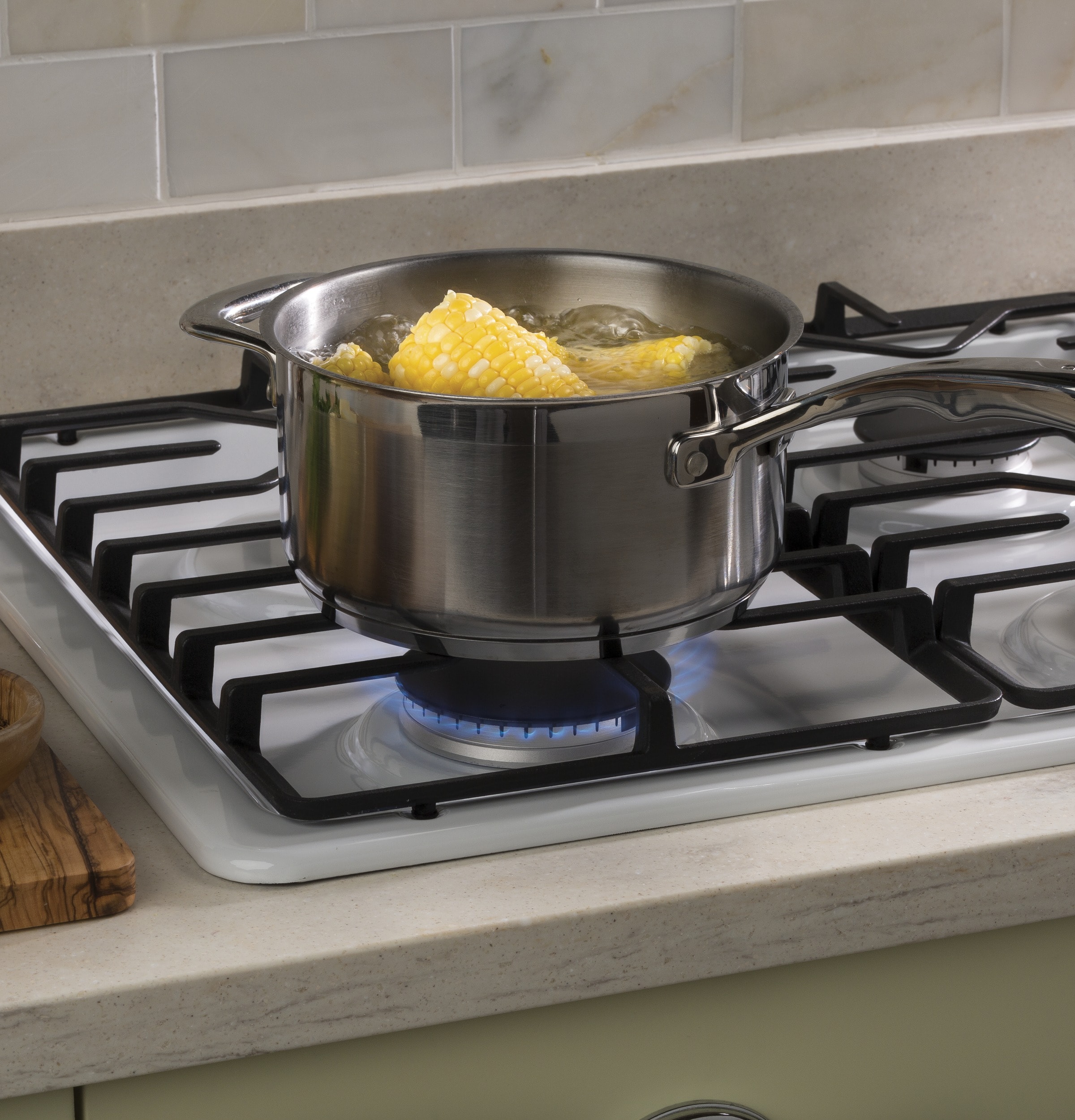 GE 30 in 4 Burners White Gas Cooktop JGP3030DLWW at Lowes