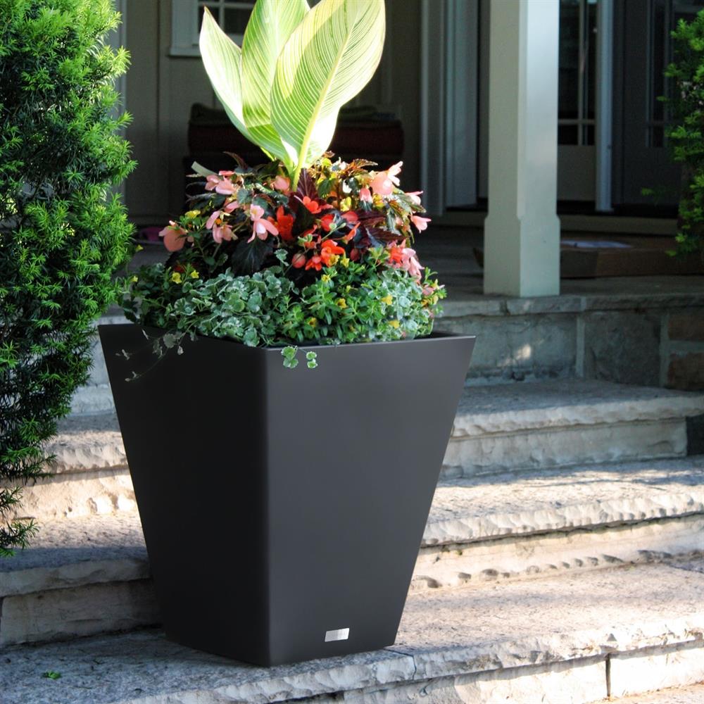 Veradek 19-in W x 22-in H Black Plastic Planter in the Pots & Planters ...