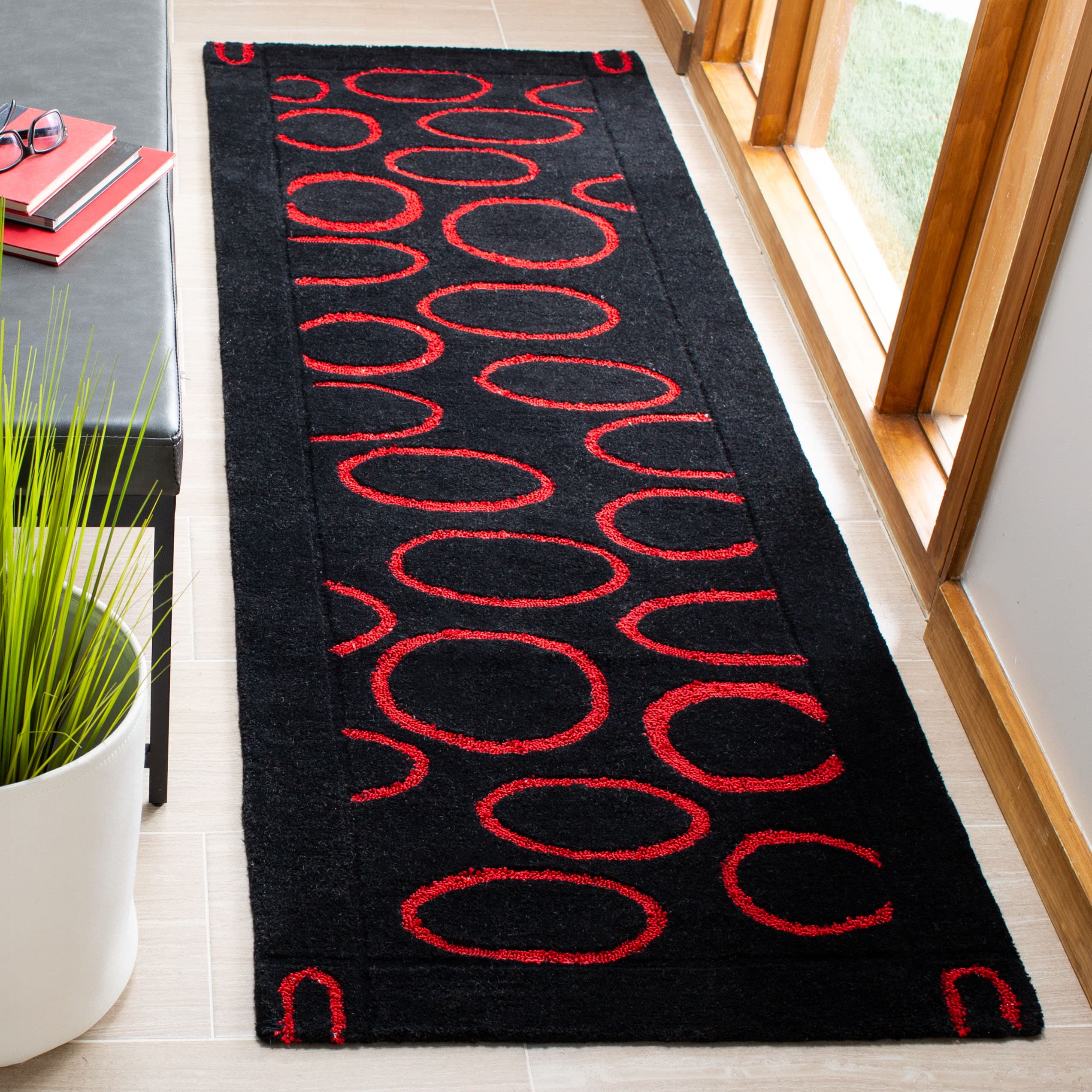  Soh714 Black/Red Contemporary 2ft-6in x 8ft Runner Rug