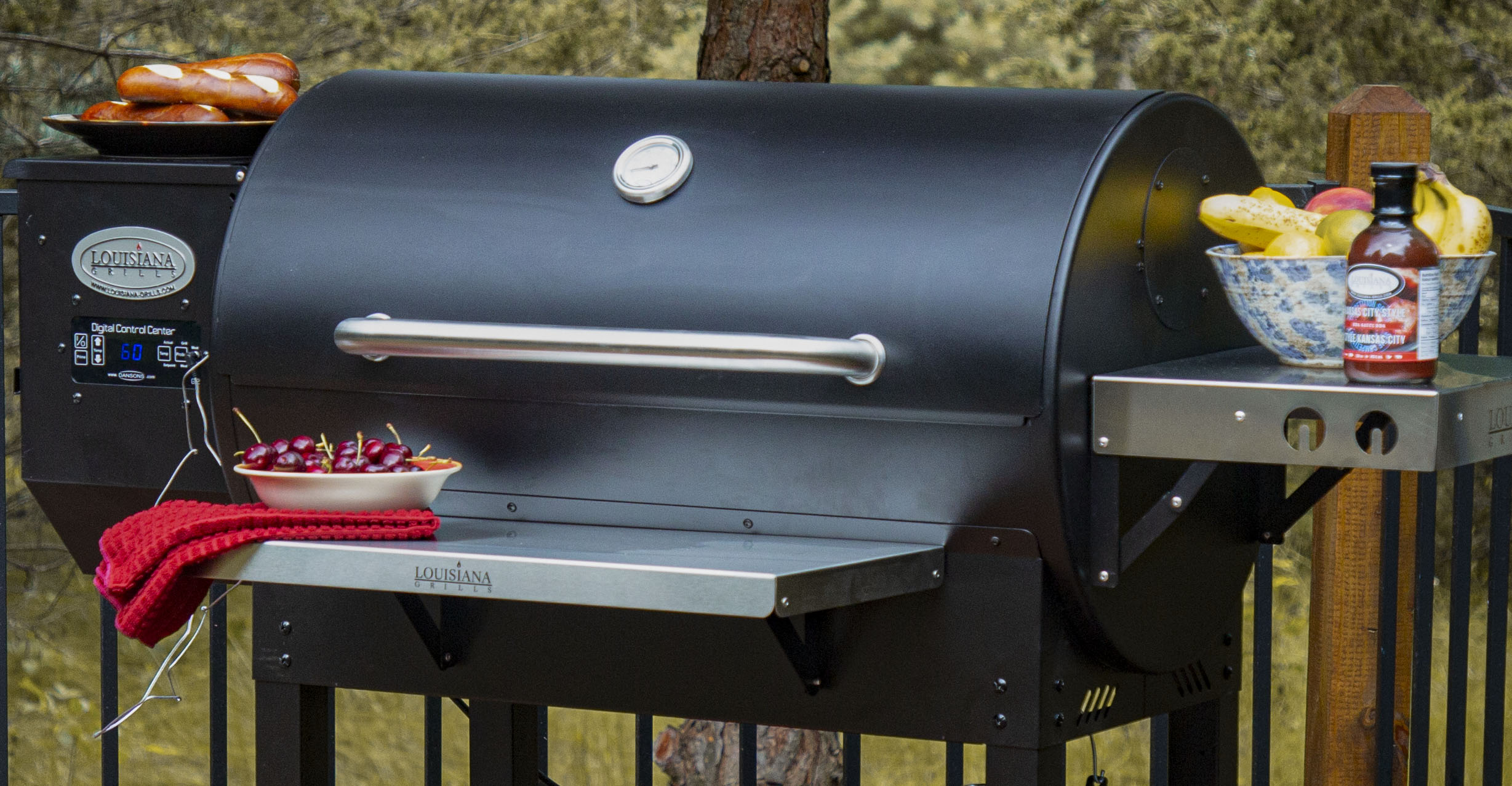 Louisiana Grills Wood Pellet 914-Sq. in Black Pellet Grill