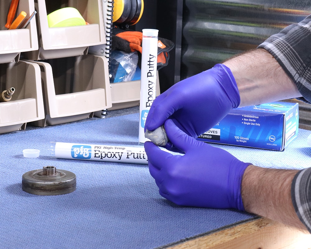 QuakeHOLD! Stainable Epoxy Adhesive Cartridge for Interior/Exterior Use on  Metal, Vinyl, Tile, and More - Museum Putty for Paneling & Moulding in the  Epoxy Adhesives department at