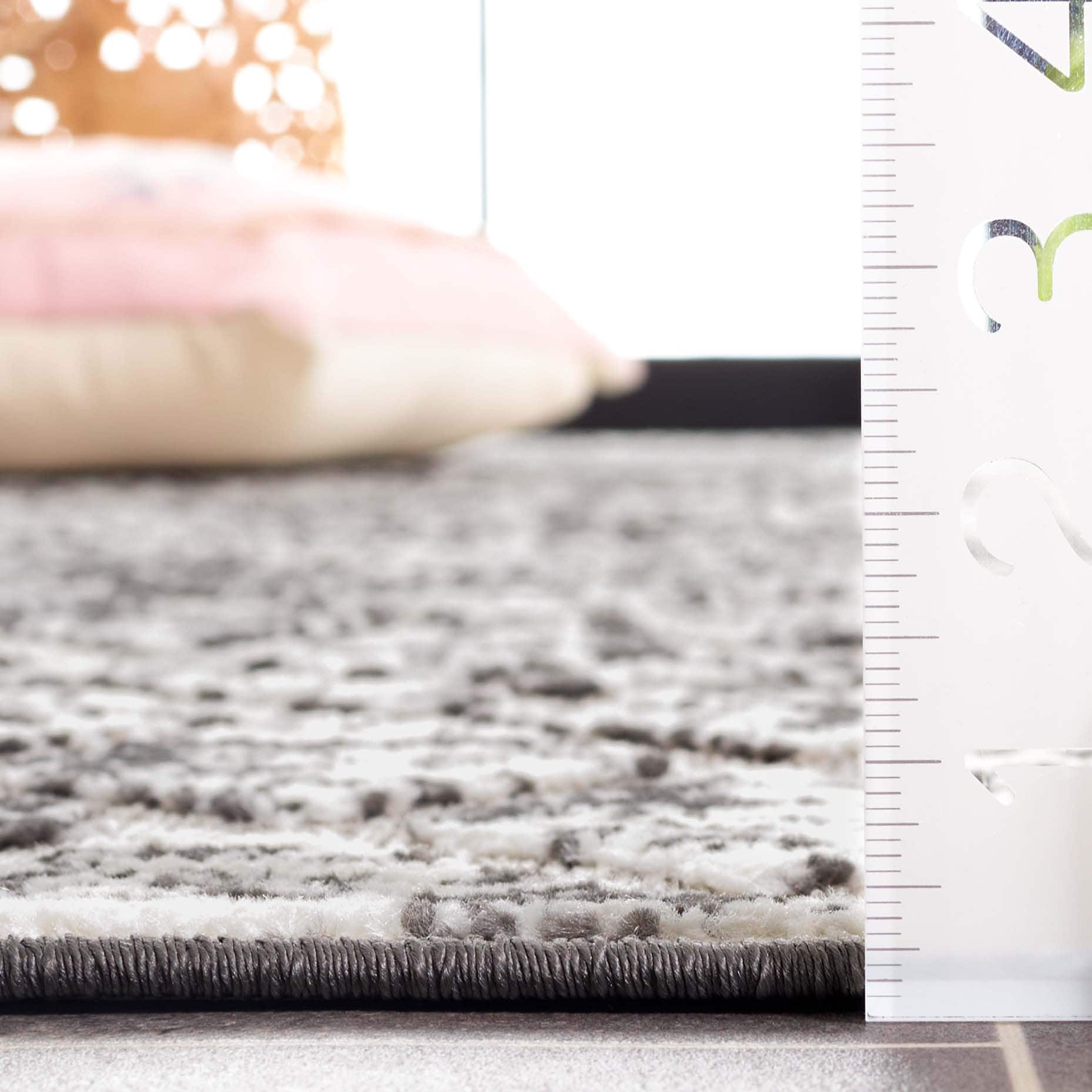 Gray Geometric Synthetic Indoor/Outdoor Area Rug