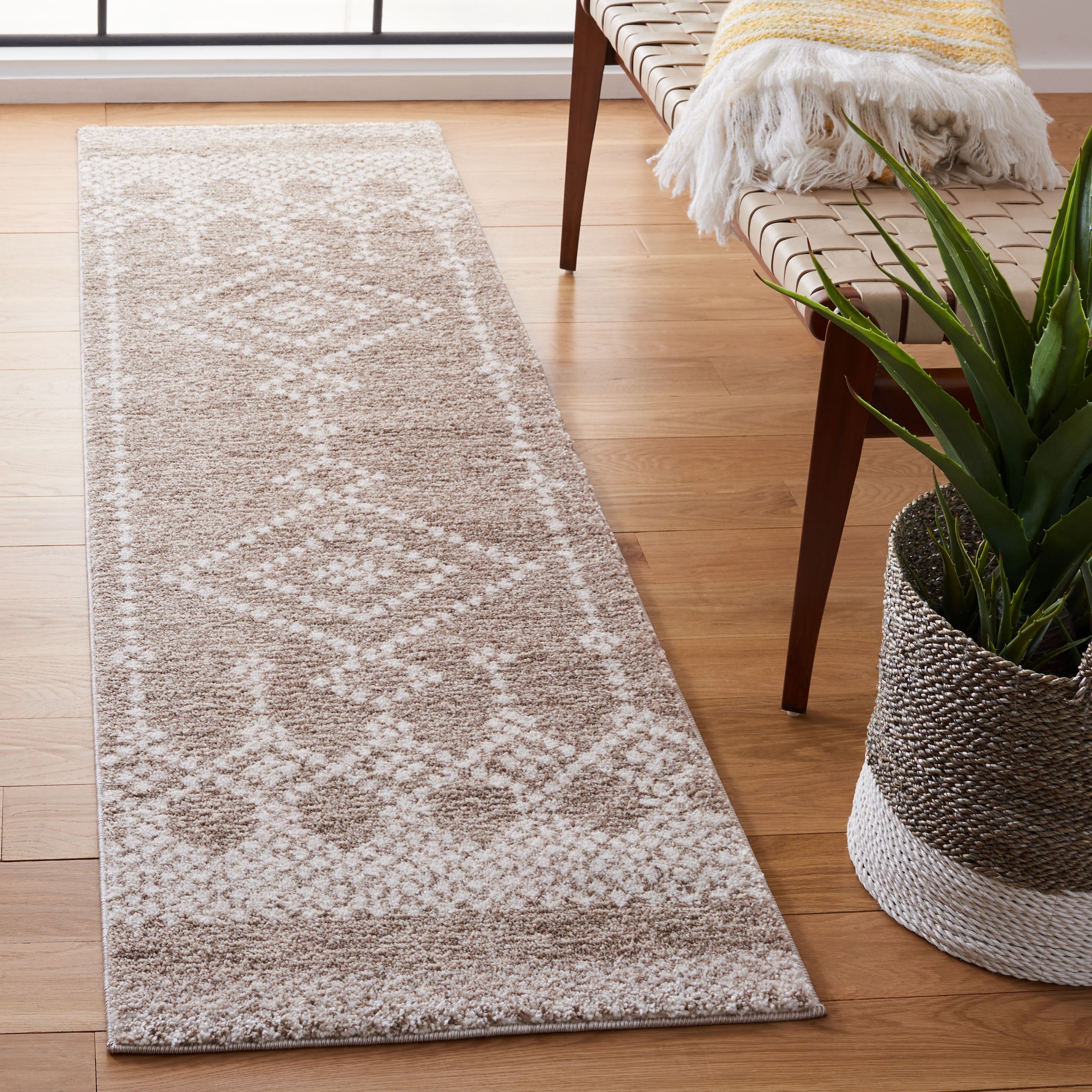 Safavieh TUN741E-28 Tunisia Friedeborg 2 x 8 (ft) Loomed Polypropylene Tan/Ivory Rectangular Indoor Abstract Bohemian/Eclectic Runner rug
