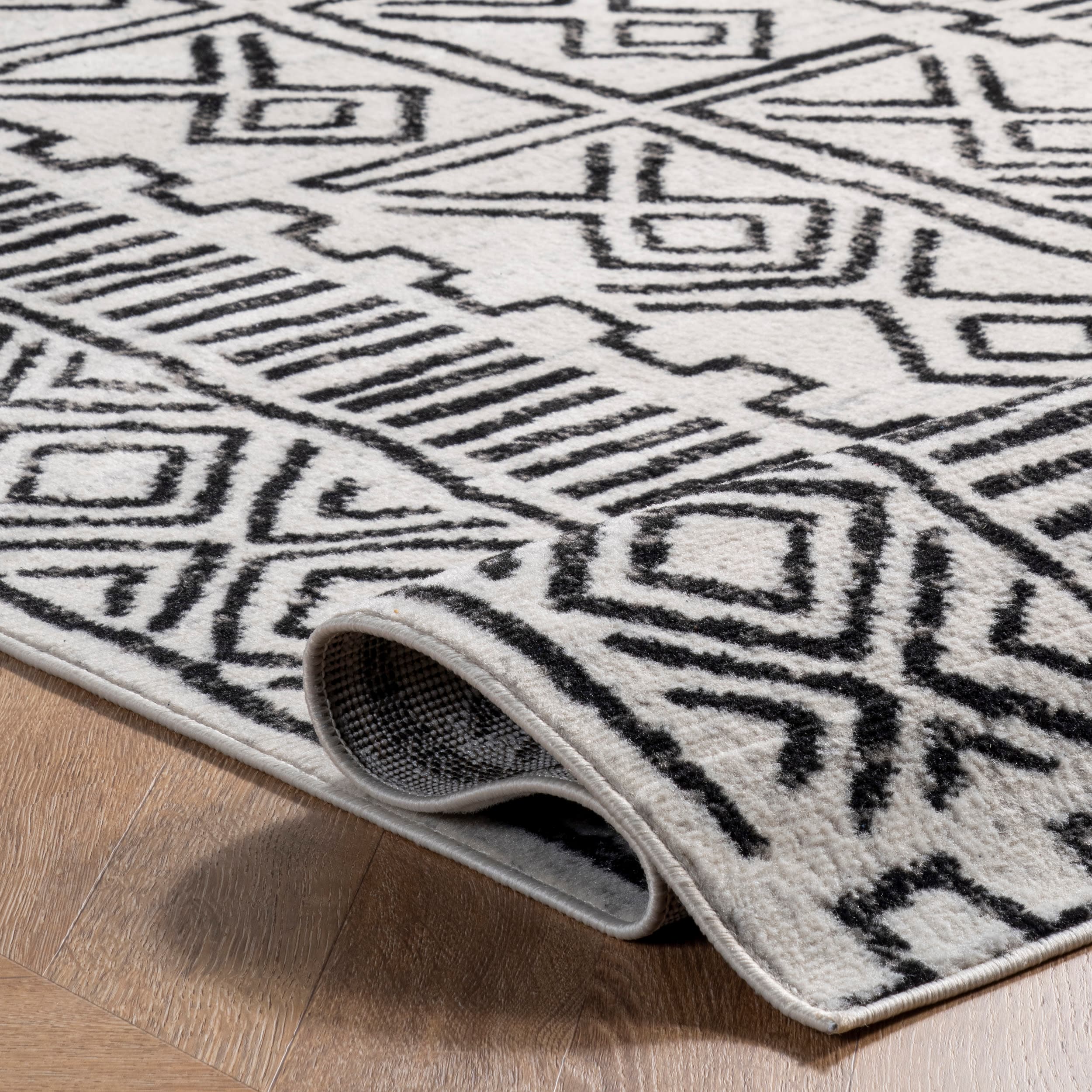 Gray Tribal Pattern 4' x 6' Synthetic Area Rug