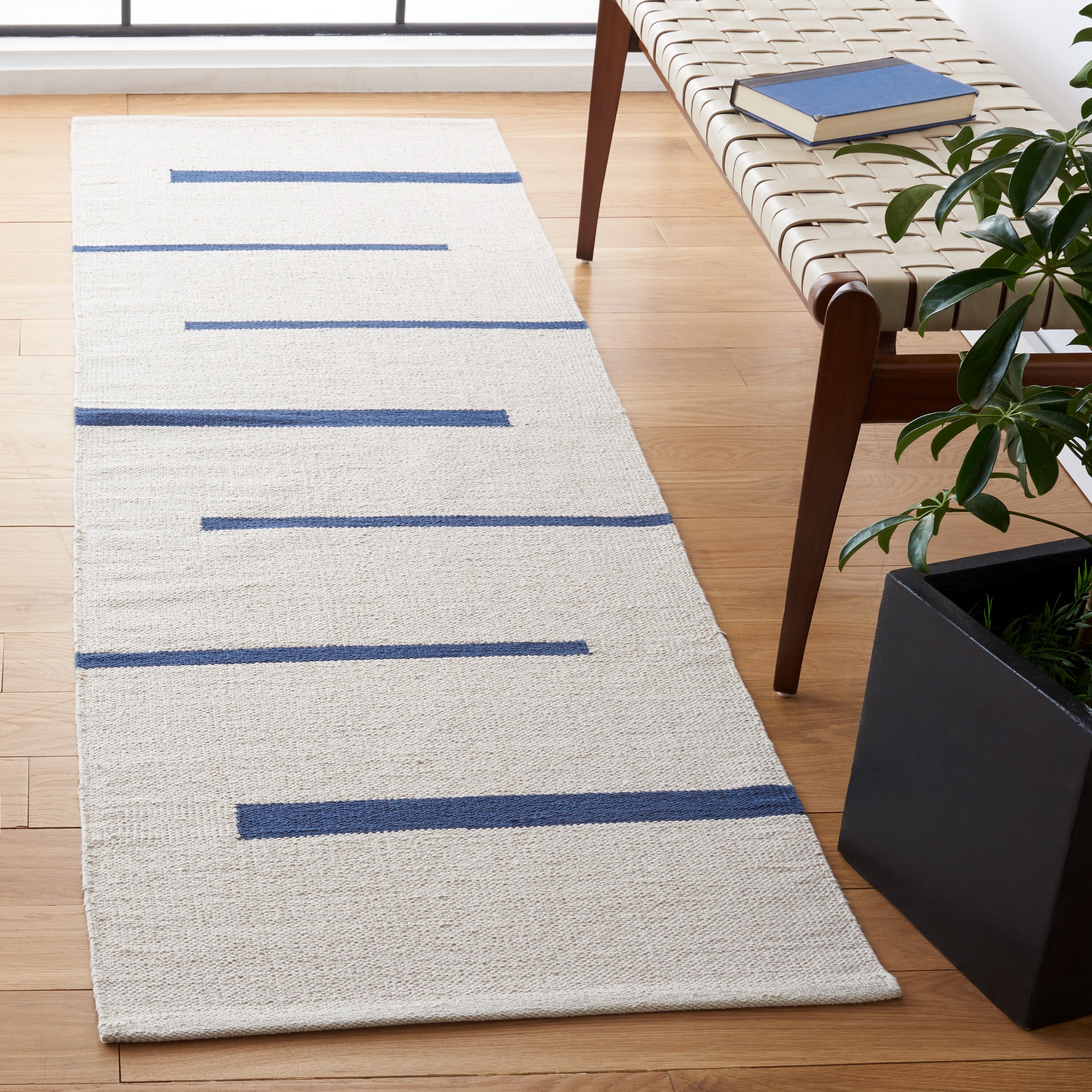 Safavieh MTK311M-28 Montauk Odoarda 2 x 8 (ft) Cotton Ivory/Navy Rectangular Indoor Stripe Bohemian/Eclectic Runner rug