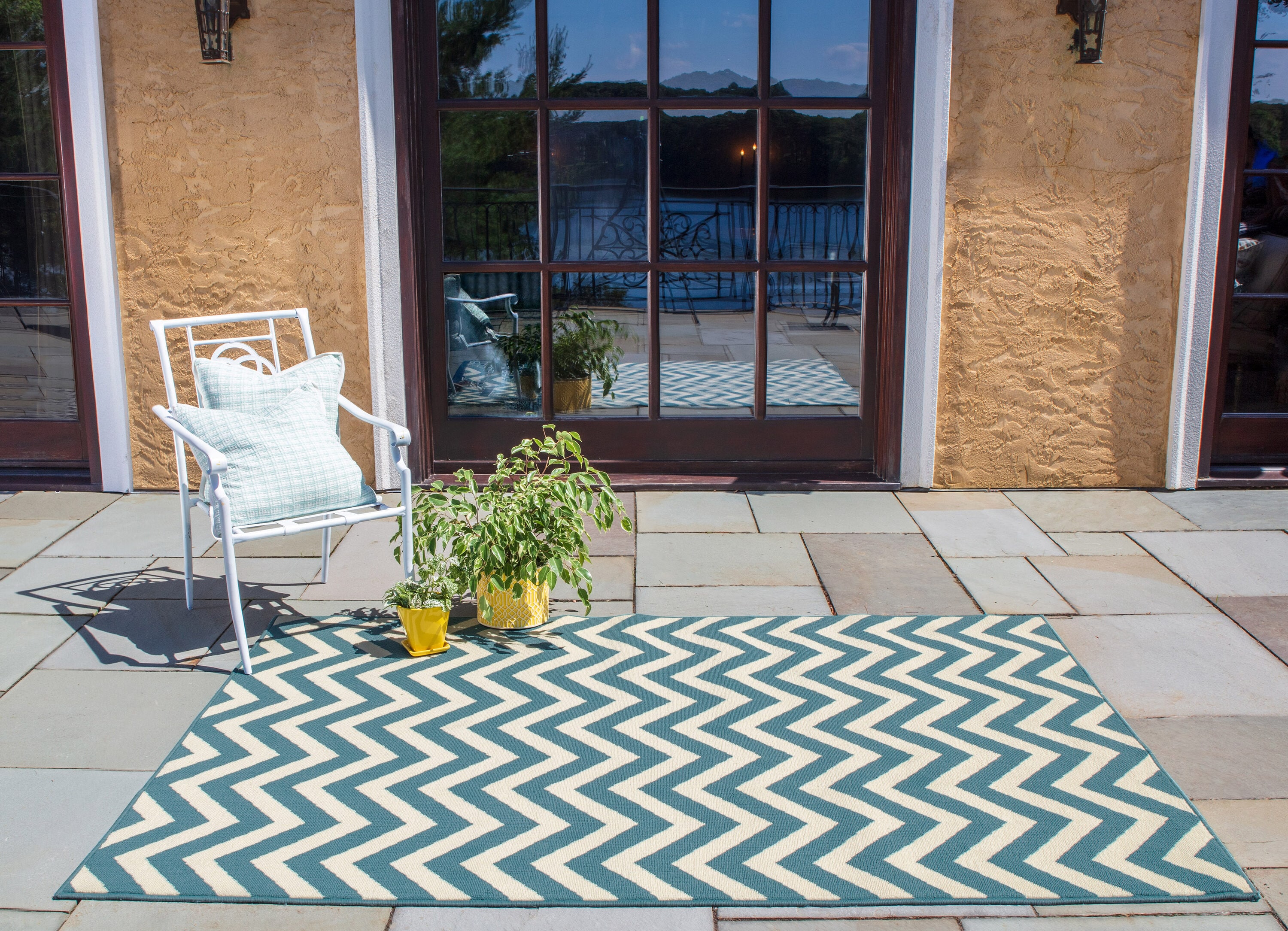 Momeni BAJA0BAJ-9BLU7AAA Baja 7 x 10 (ft) Polypropylene Blue Rectangular Indoor/Outdoor Chevron Area rug