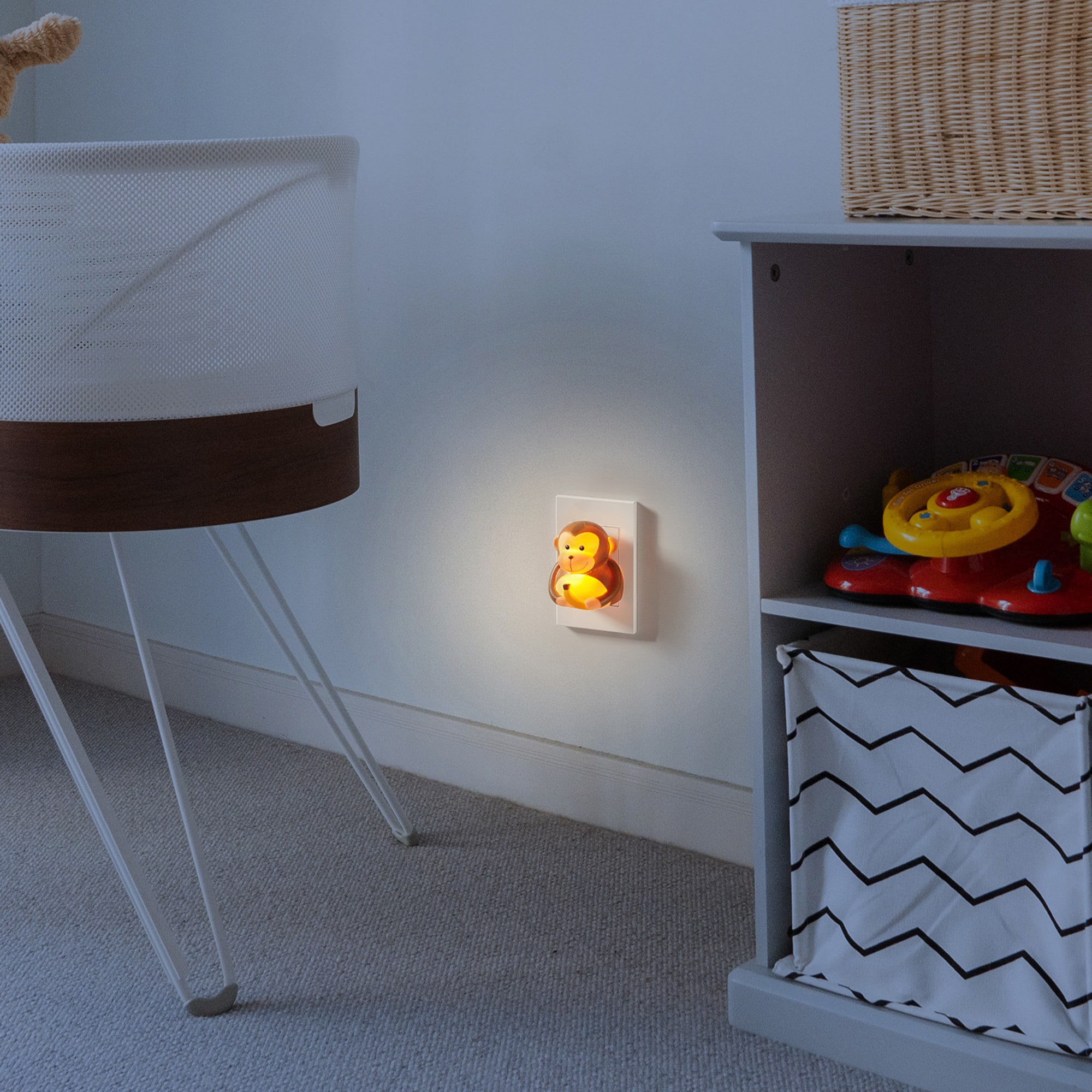 Globe Electric 5183969 Brown LED Auto On/Off Night Light