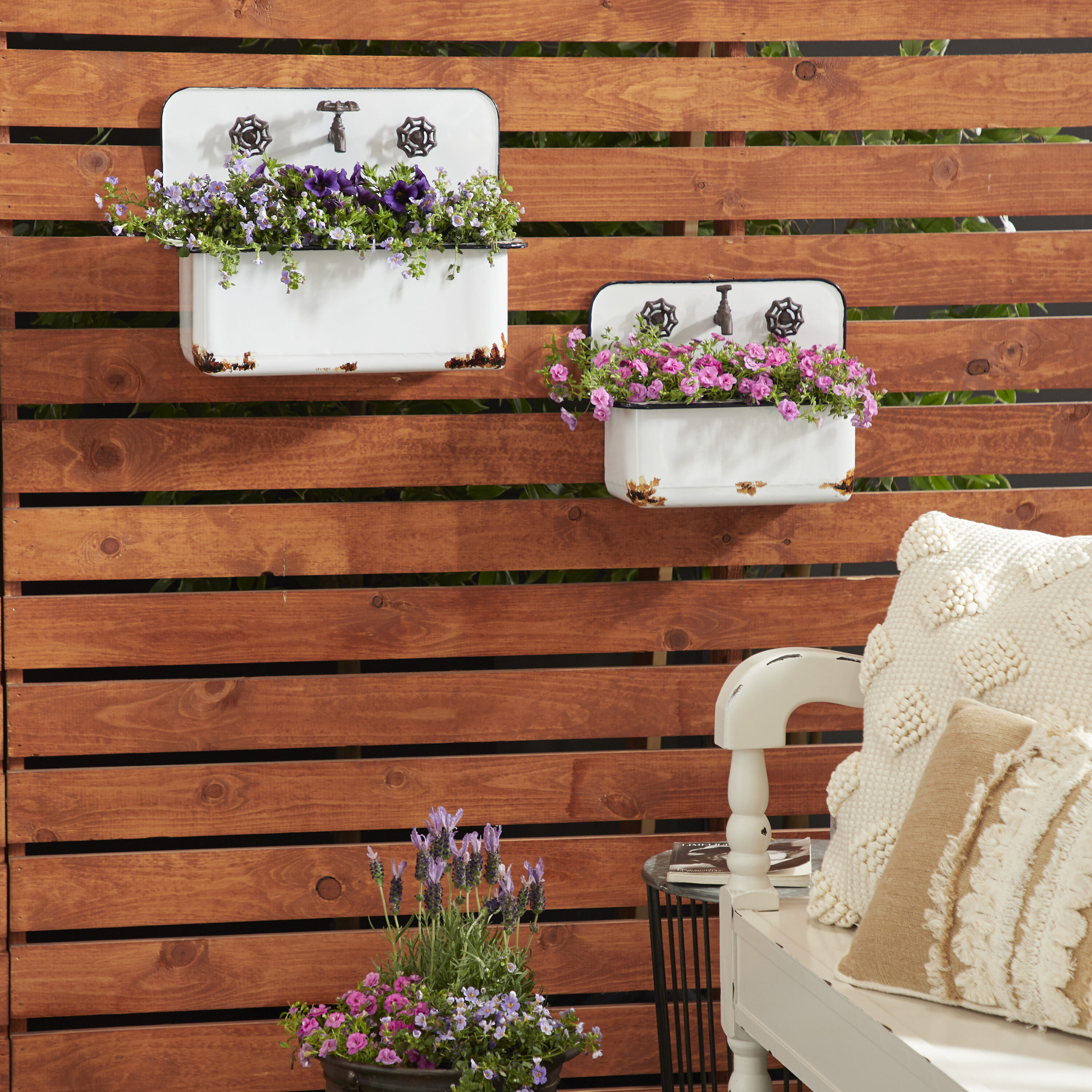 Grayson Lane 2-Pack 16.5-in W x 13.05-in H White Metal Country  Indoor/Outdoor Wall Planter in the Pots & Planters department at