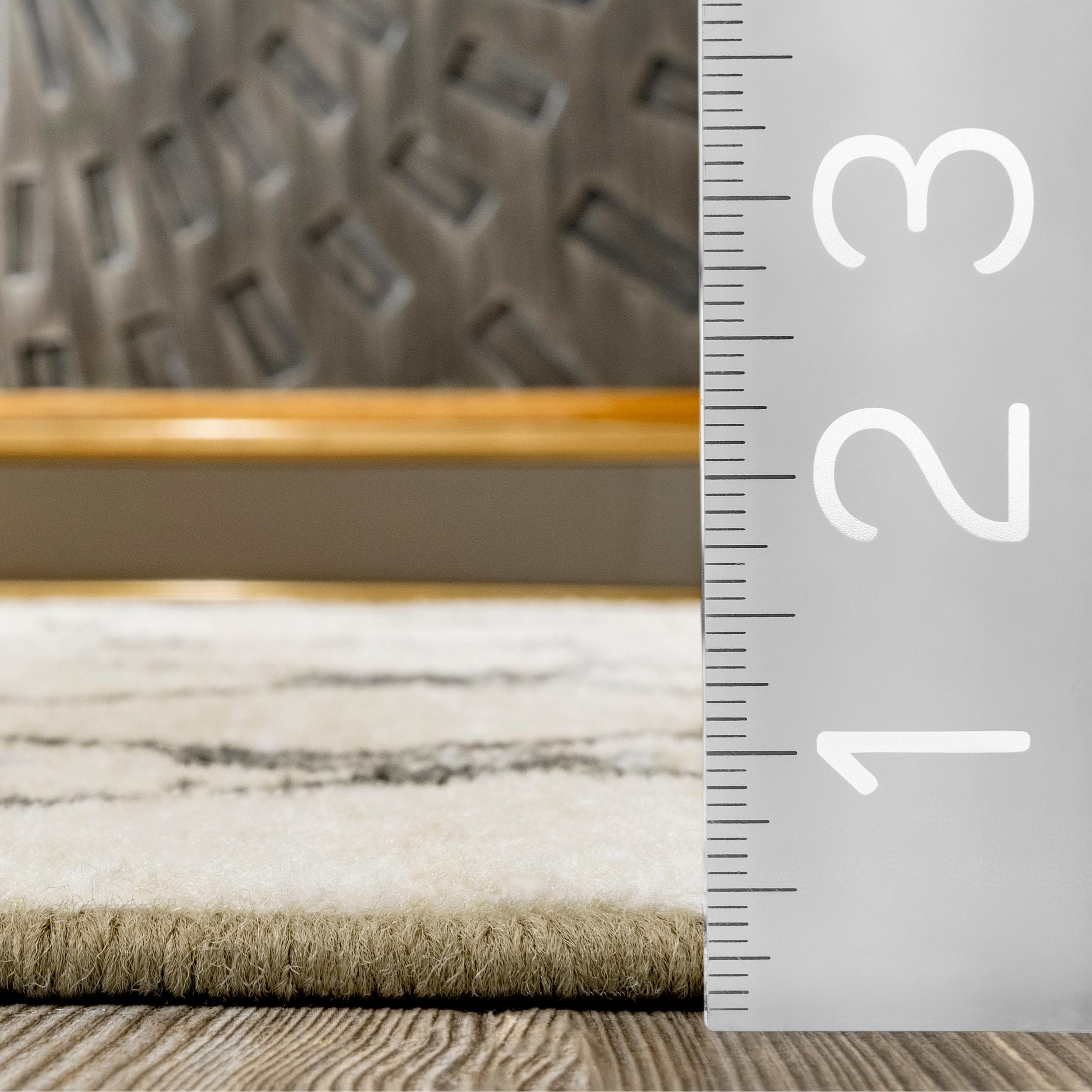 Beige and Black Synthetic Trellis Area Rug 4' 4" x 6'