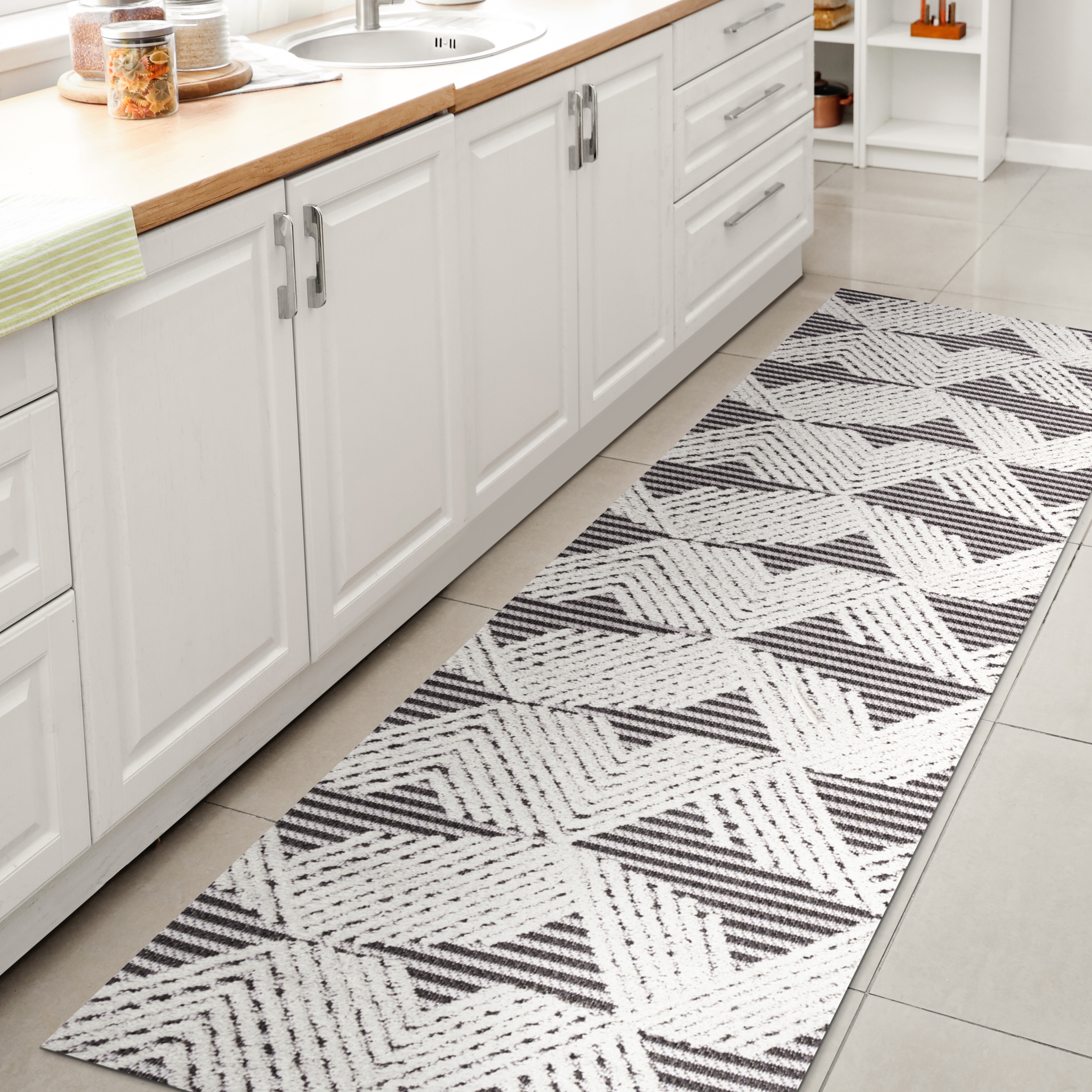JONATHAN  Y SBH106A-28 South Beach Jazz High-Low Art Deco 2 x 8 (ft) Loomed Polypropylene Black/Ivory Rectangular Indoor/Outdoor Geometric Bohemian/Eclectic Runner rug