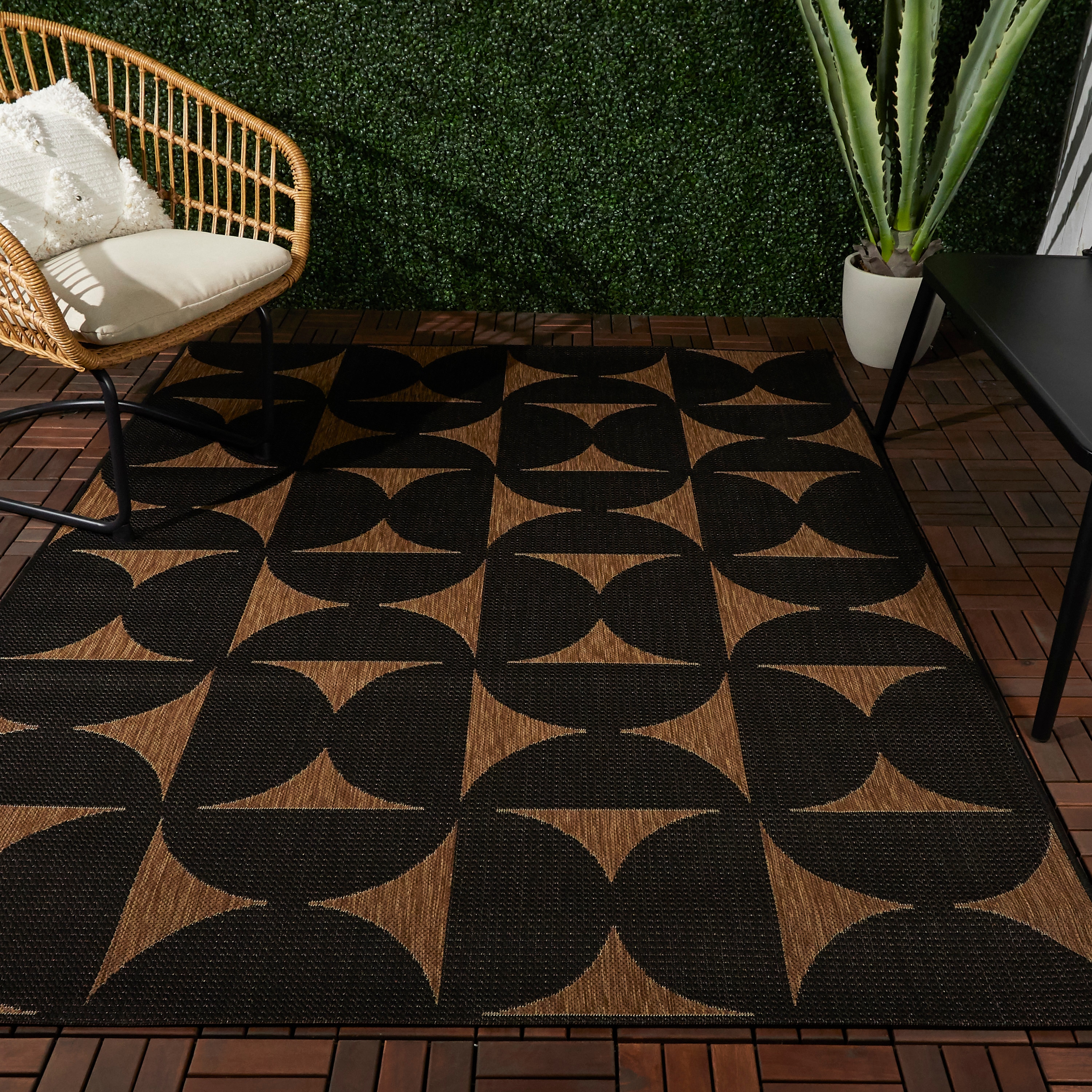 Nielsen Black and Tan Geometric Synthetic Indoor/Outdoor Rug 5' x 7'