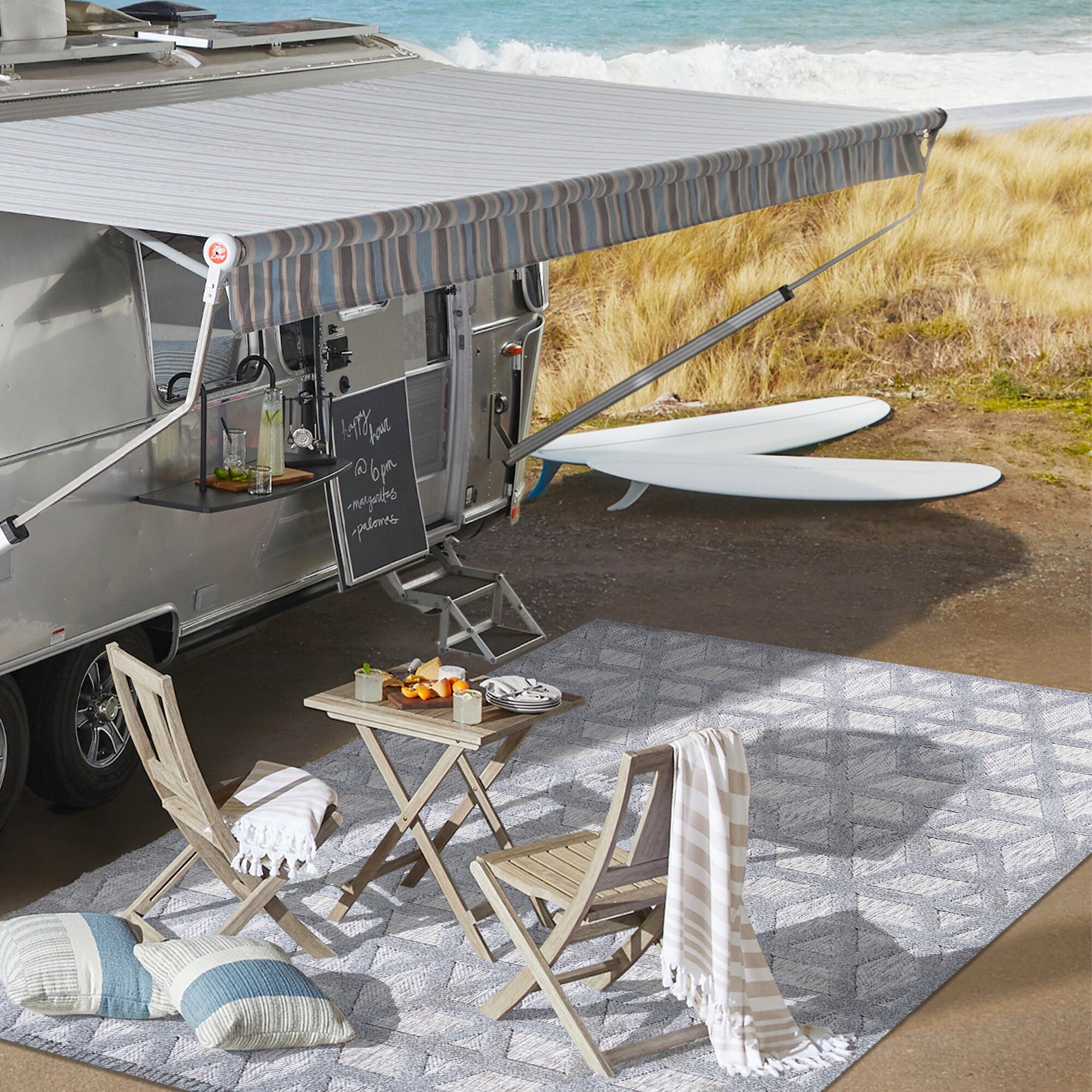 Talaia Light Gray Geometric Synthetic Indoor/Outdoor Rug