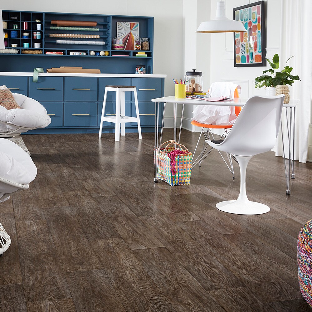 STAINMASTER Thornhill Oak Brown Wood Look 9.84-mil X 12-ft W Waterproof ...