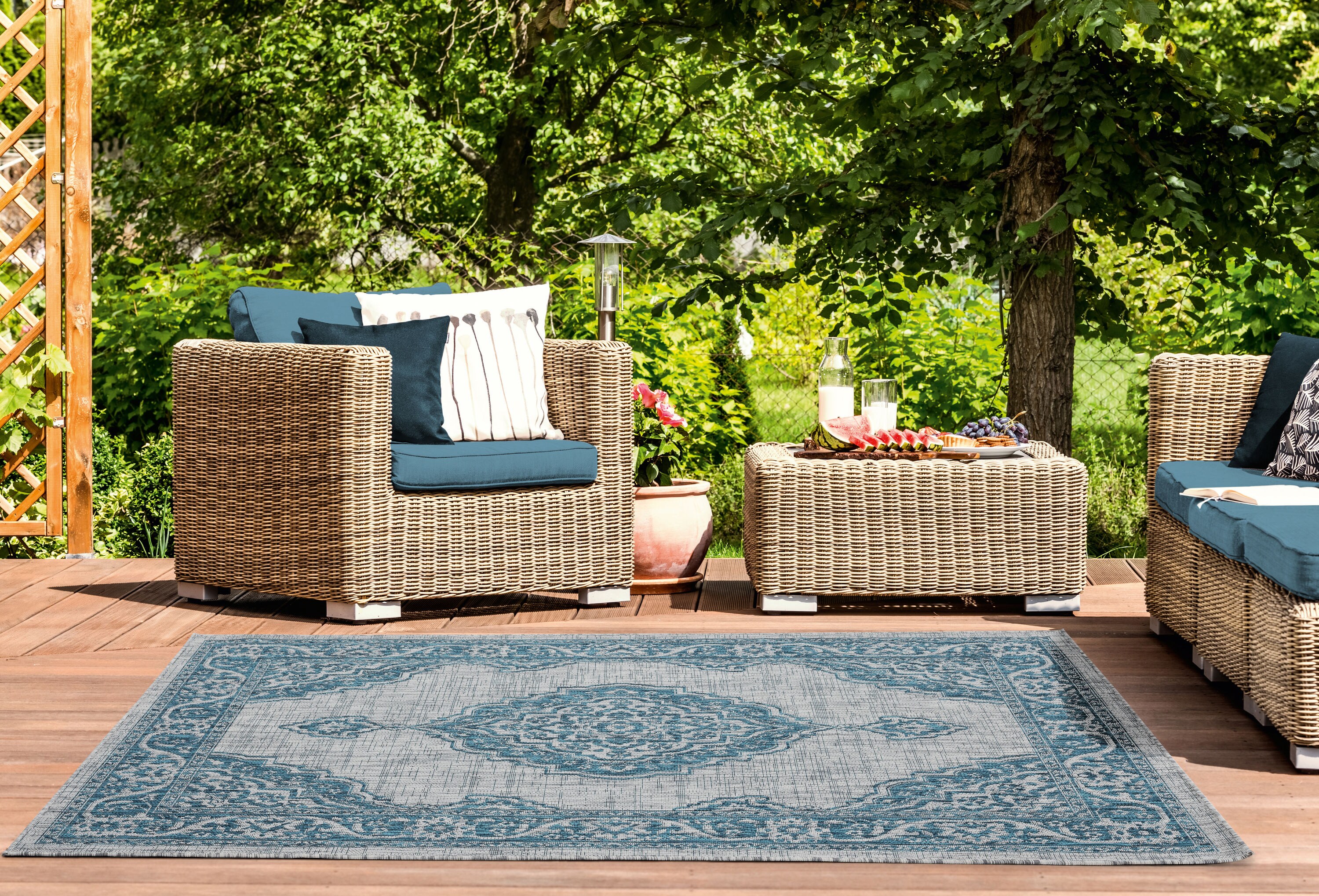 United Weavers Of America 3900 10263 69 Augusta 5 x 8 (ft) Polypropylene Aqua Rectangular Indoor Medallion Area rug