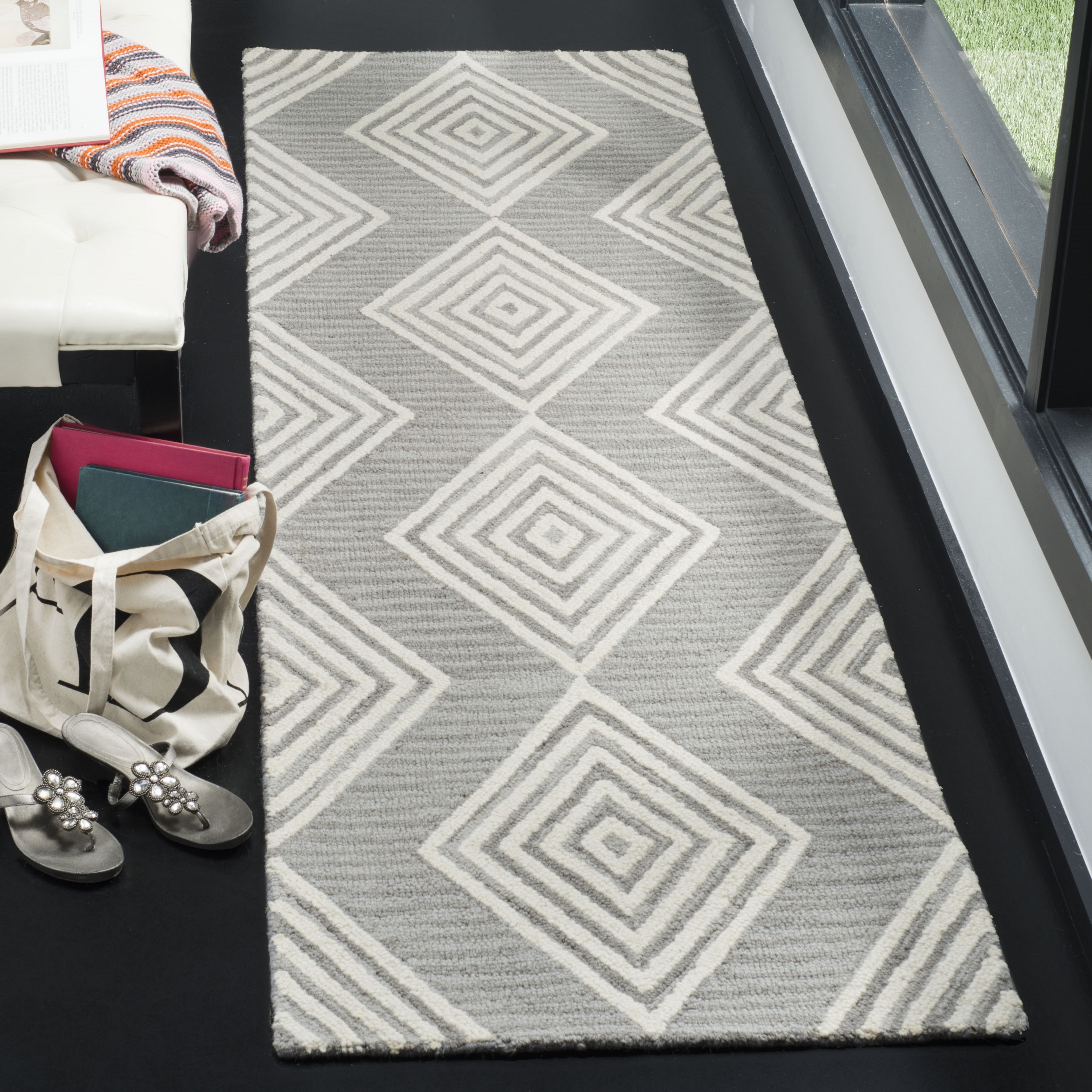 Safavieh BLM111F-28 Blossom Madora 2 x 8 (ft) Tufted Wool Dark Gray/Ivory Rectangular Indoor Abstract Bohemian/Eclectic Runner rug