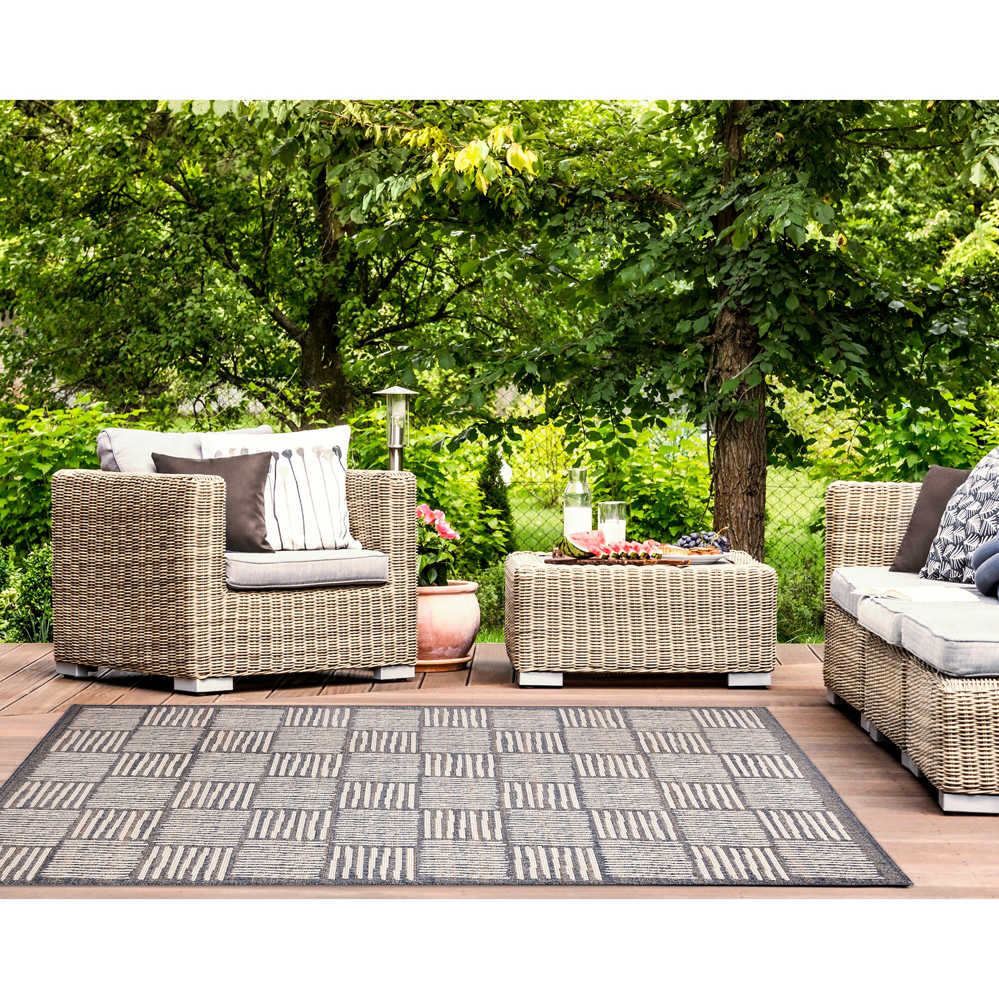 Gray and Ivory Geometric 5' x 7' Indoor/Outdoor Rug