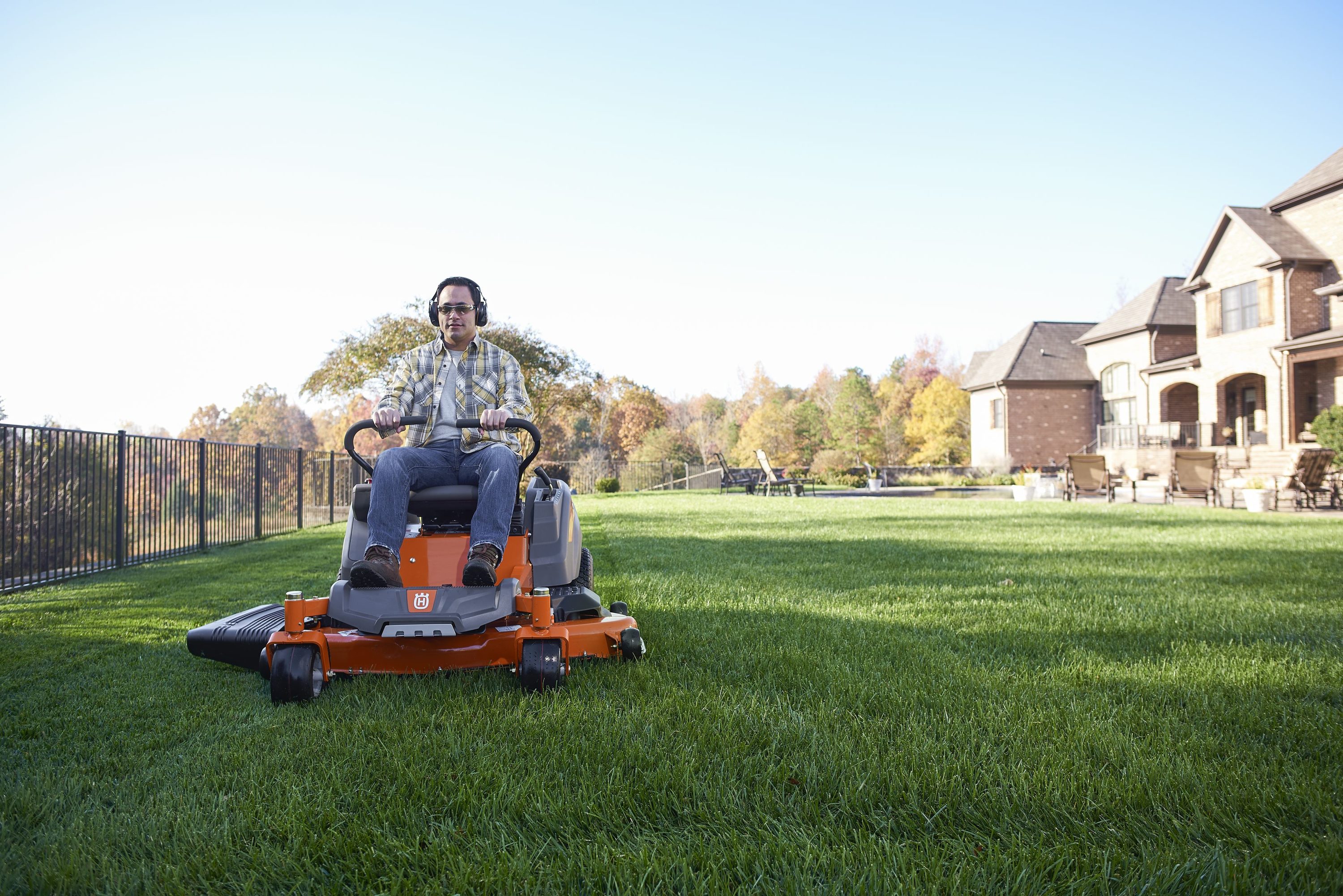 Husqvarna Z254 24-HP V-Twin Hydrostatic 54-in Zero-Turn Lawn Mower with ...