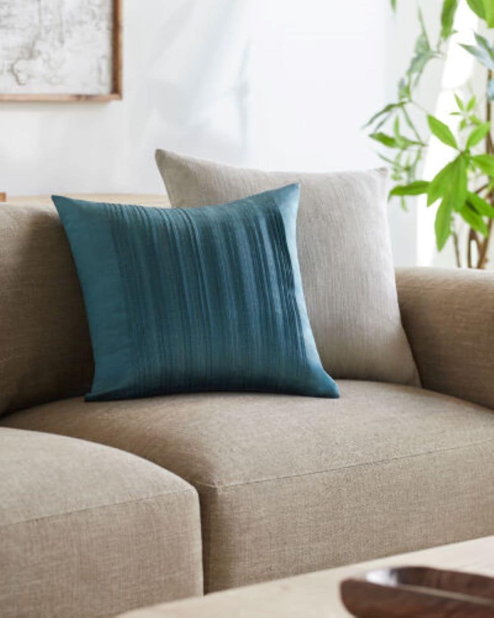 Yasmine 20" x 20" Blue Woven Polyester Throw Pillow