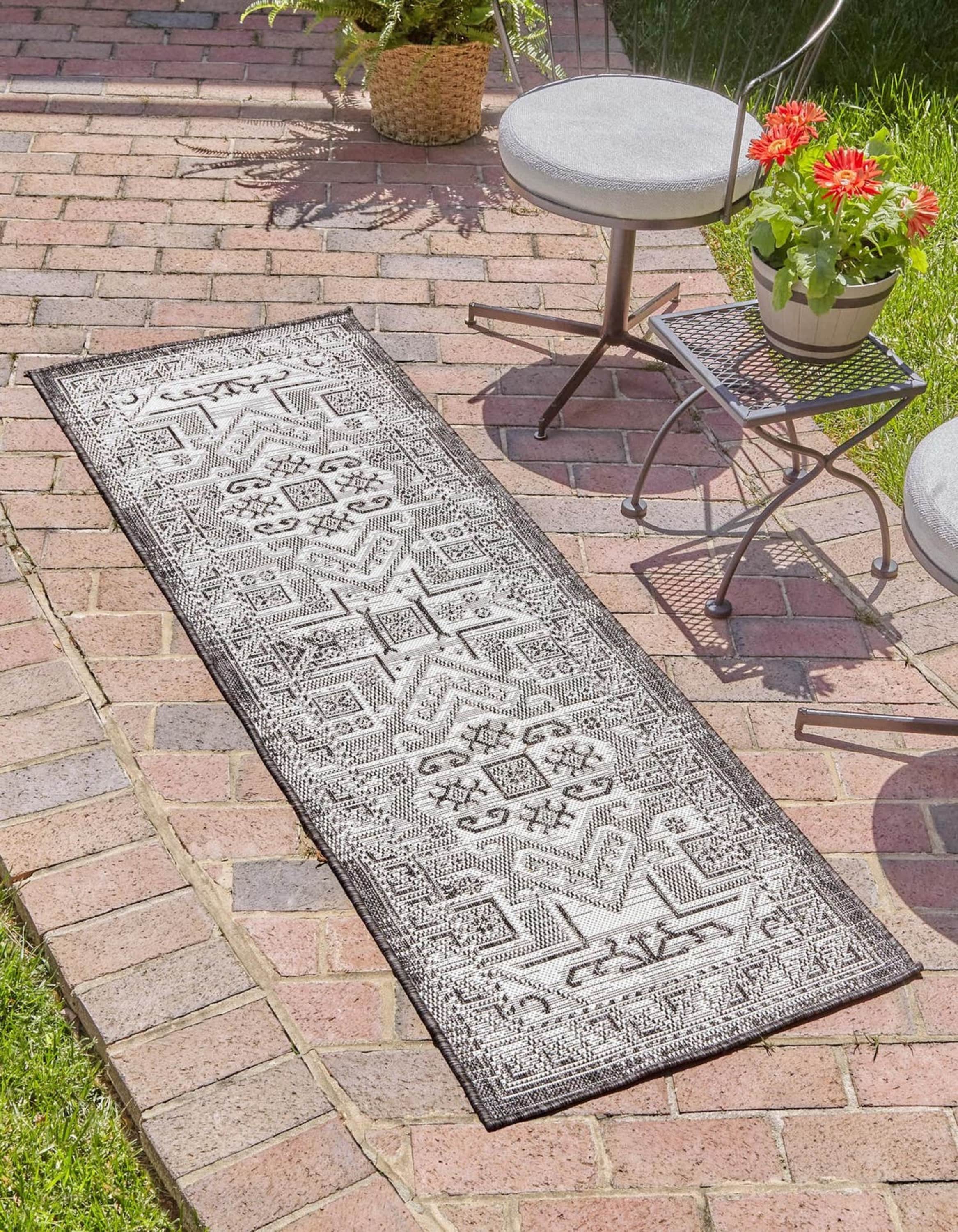 Unique Loom 3162392 Outdoor Aztec 2 x 6 (ft) Loomed Polypropylene Charcoal Gray Rectangular Indoor/Outdoor Border Runner rug