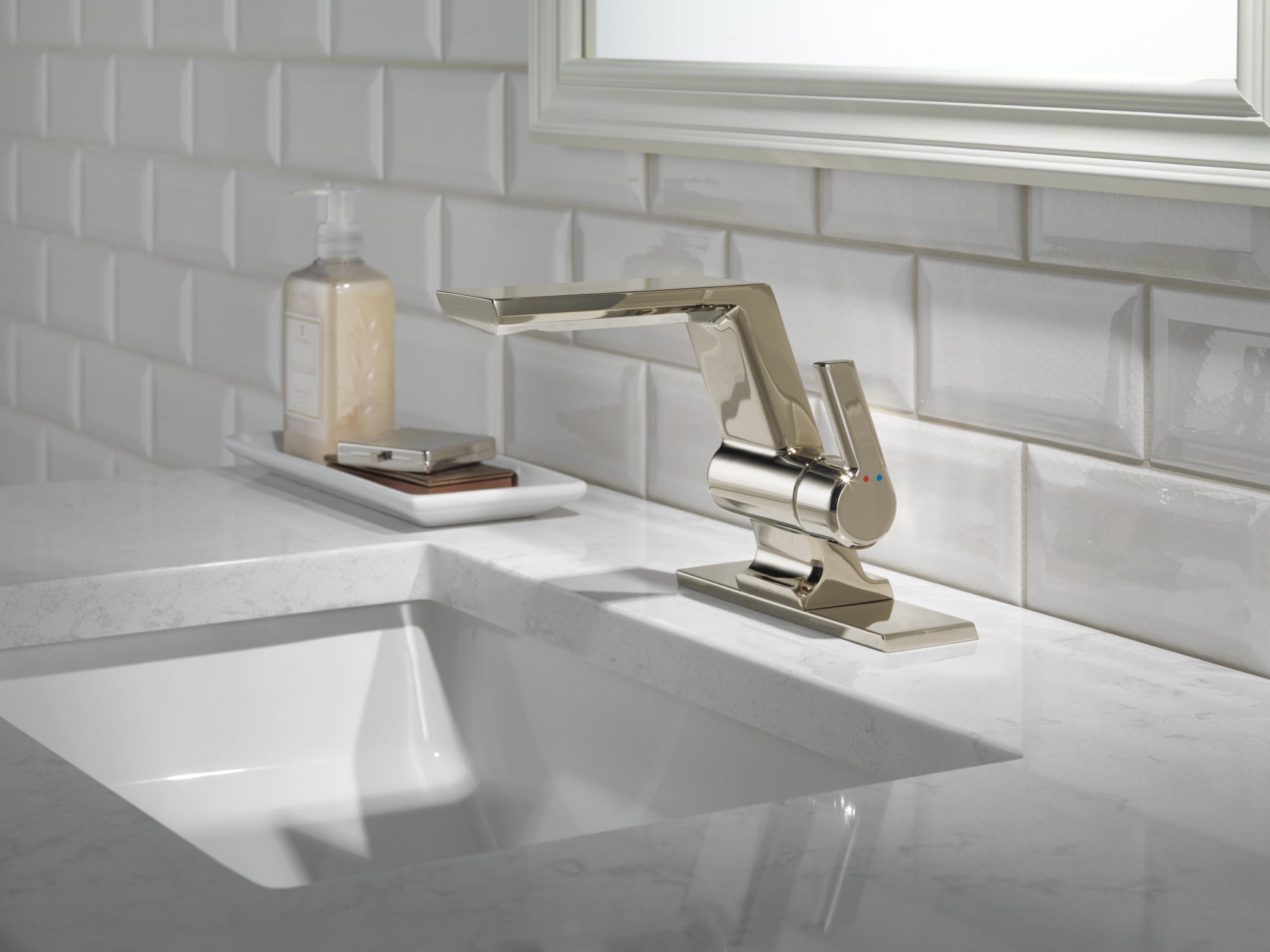 Modern Pivotal Single Hole Nickel Bathroom Faucet with Ceramic Disc