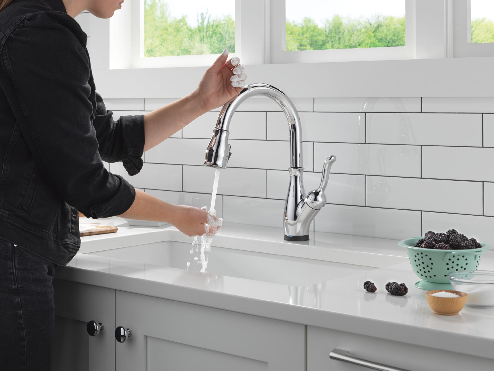 Delta Leland Chrome Single Handle Touchless Pull-down Kitchen Faucet ...