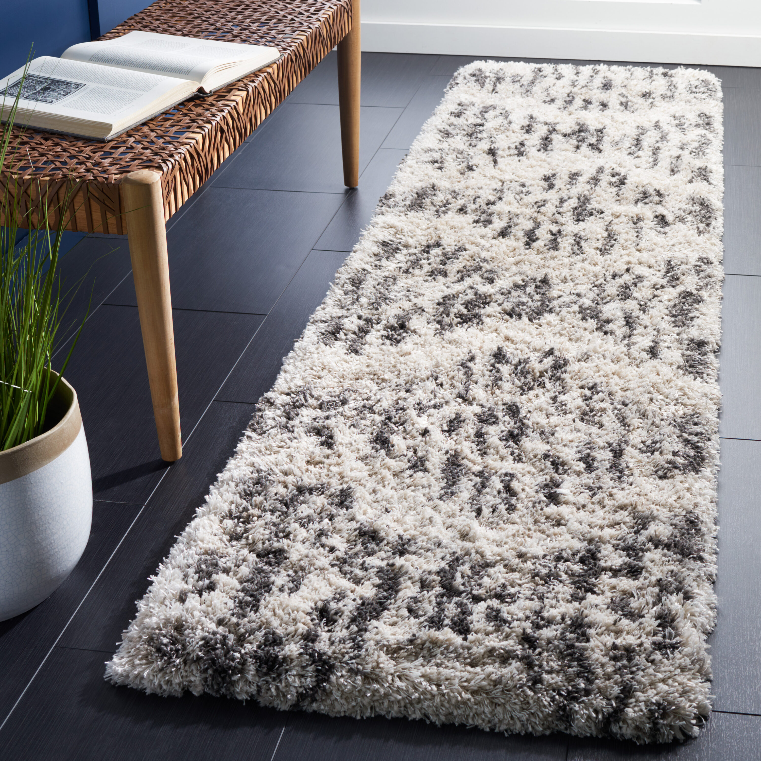 Safavieh ISG518A-28 2 x 8 (ft) Loomed Polypropylene Cream/Gray Rectangular Indoor Geometric Mid-Century Modern Runner rug