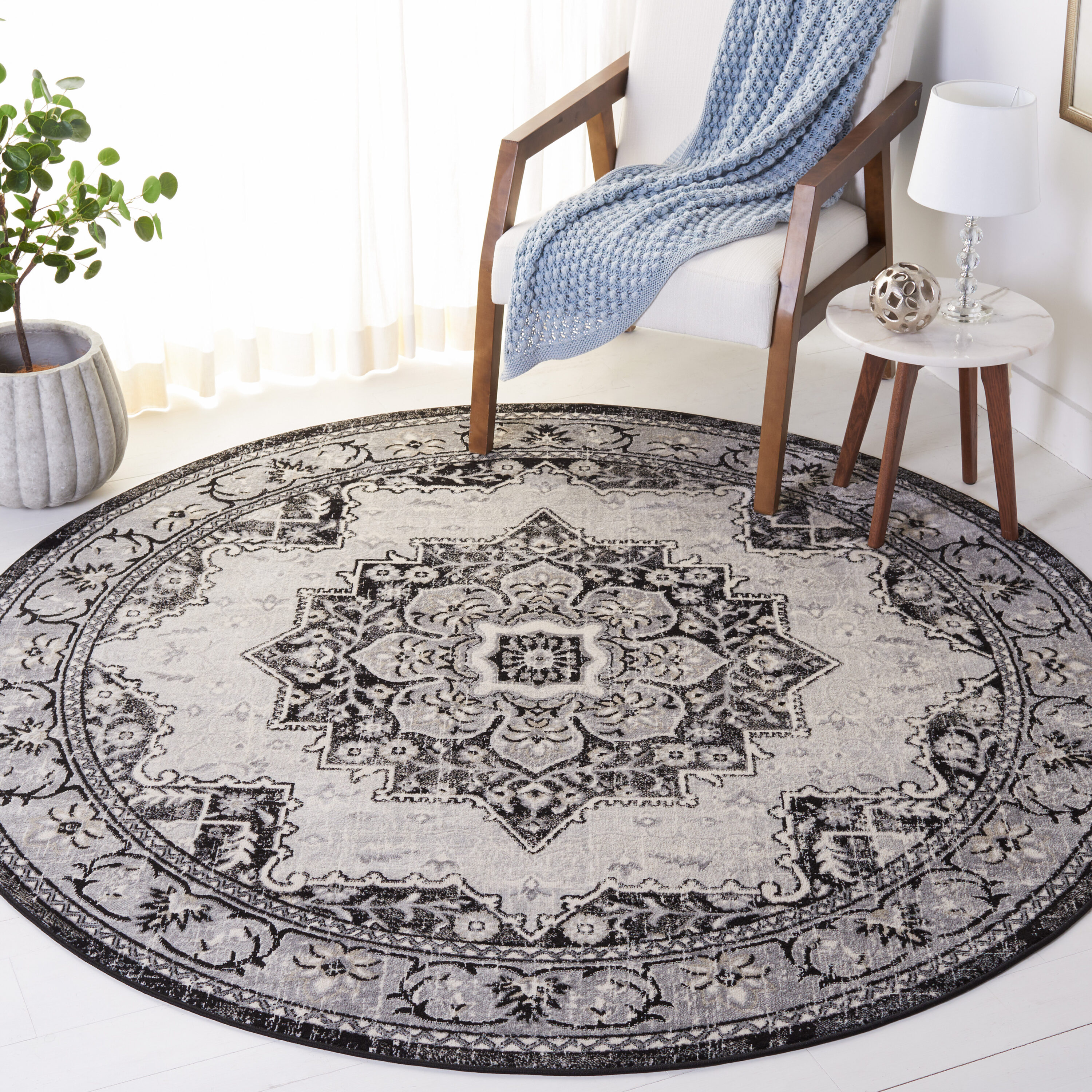 Safavieh - Brentwood 826Z Black Ivory 6ft-7in x 6ft-7in Round Rug