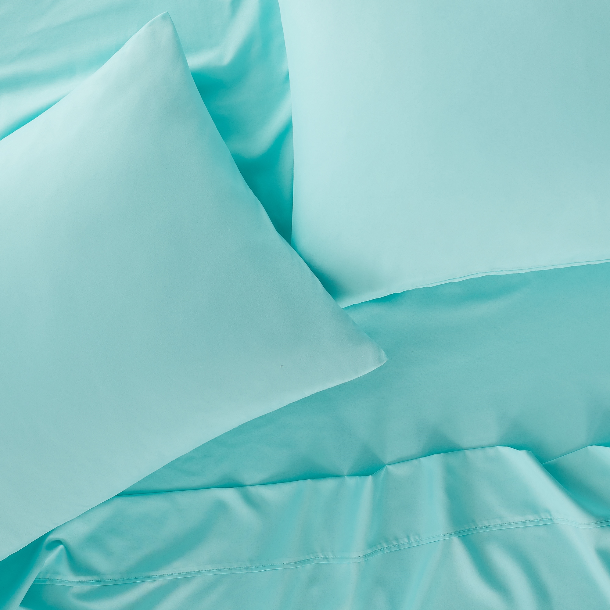 Serta Queen Polyester Turquoise 4-Piece Bed Sheet in the Bed