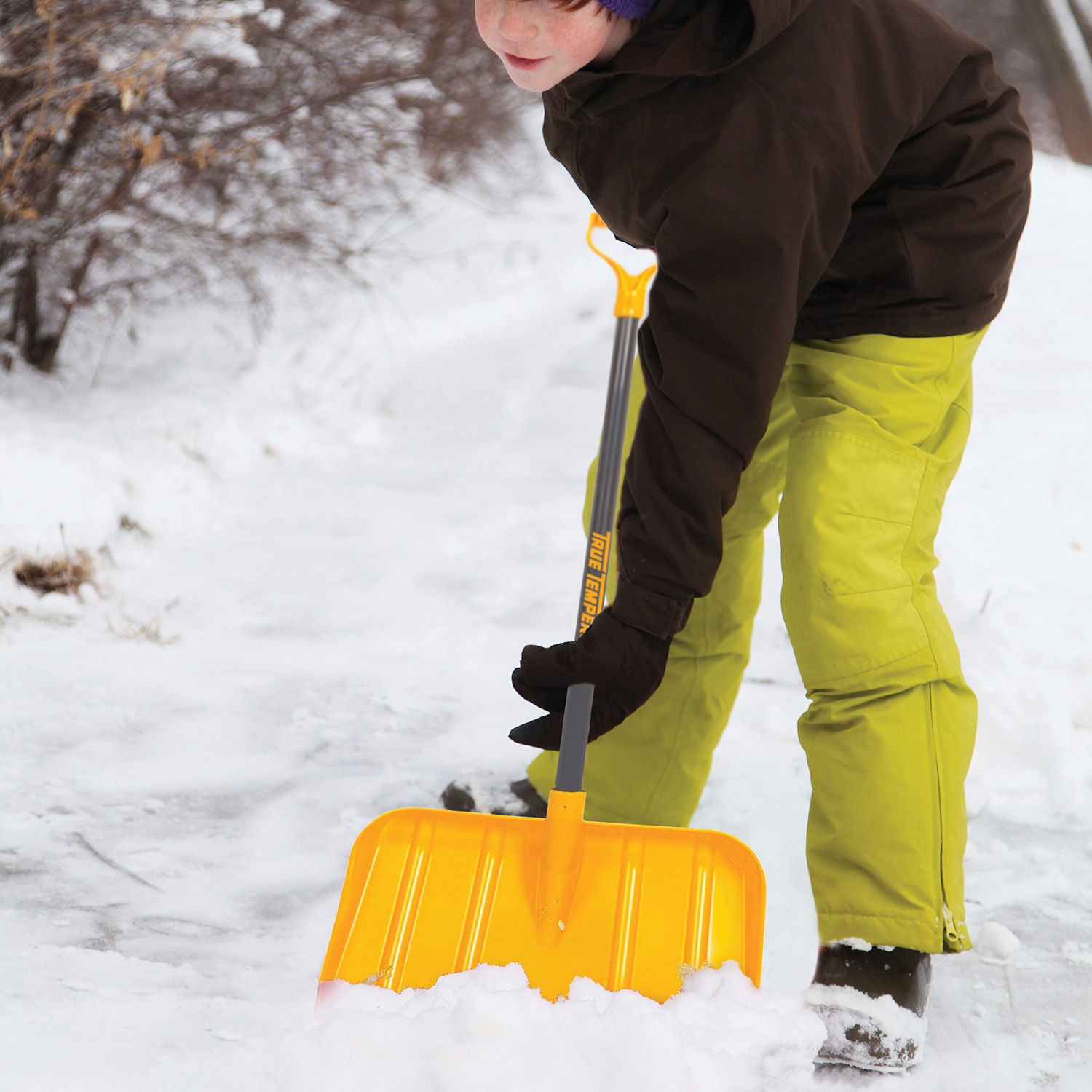 True Temper 11-in Poly Snow Shovel with 21-in Poly Handle in the Snow  Shovels department at