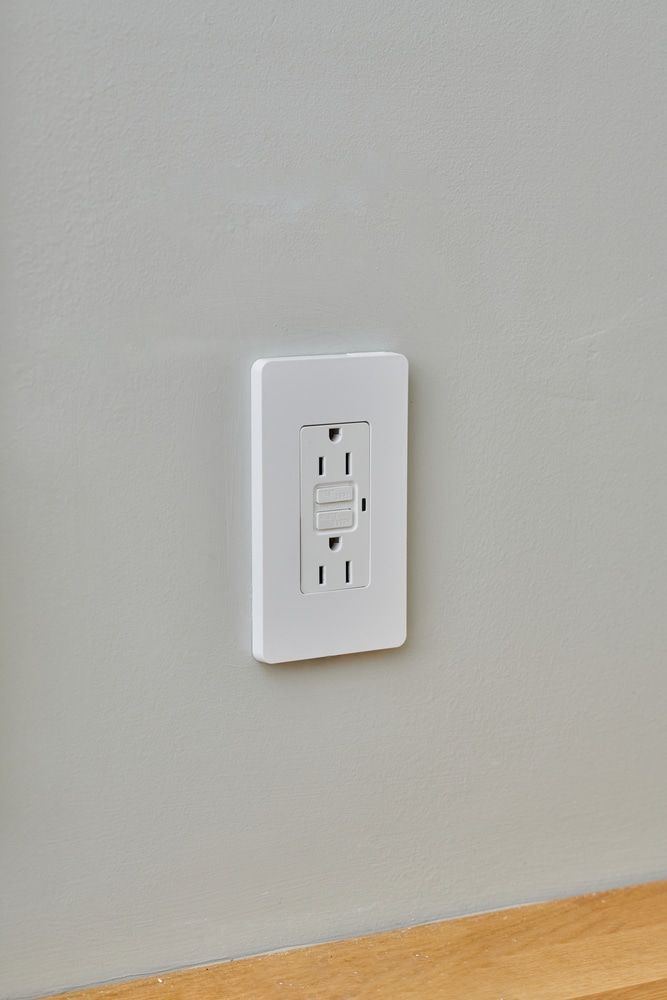 Square D X Series 15-Amp 125-volt Tamper Resistant Residential Decorator  Smart Outlet, Matte White at