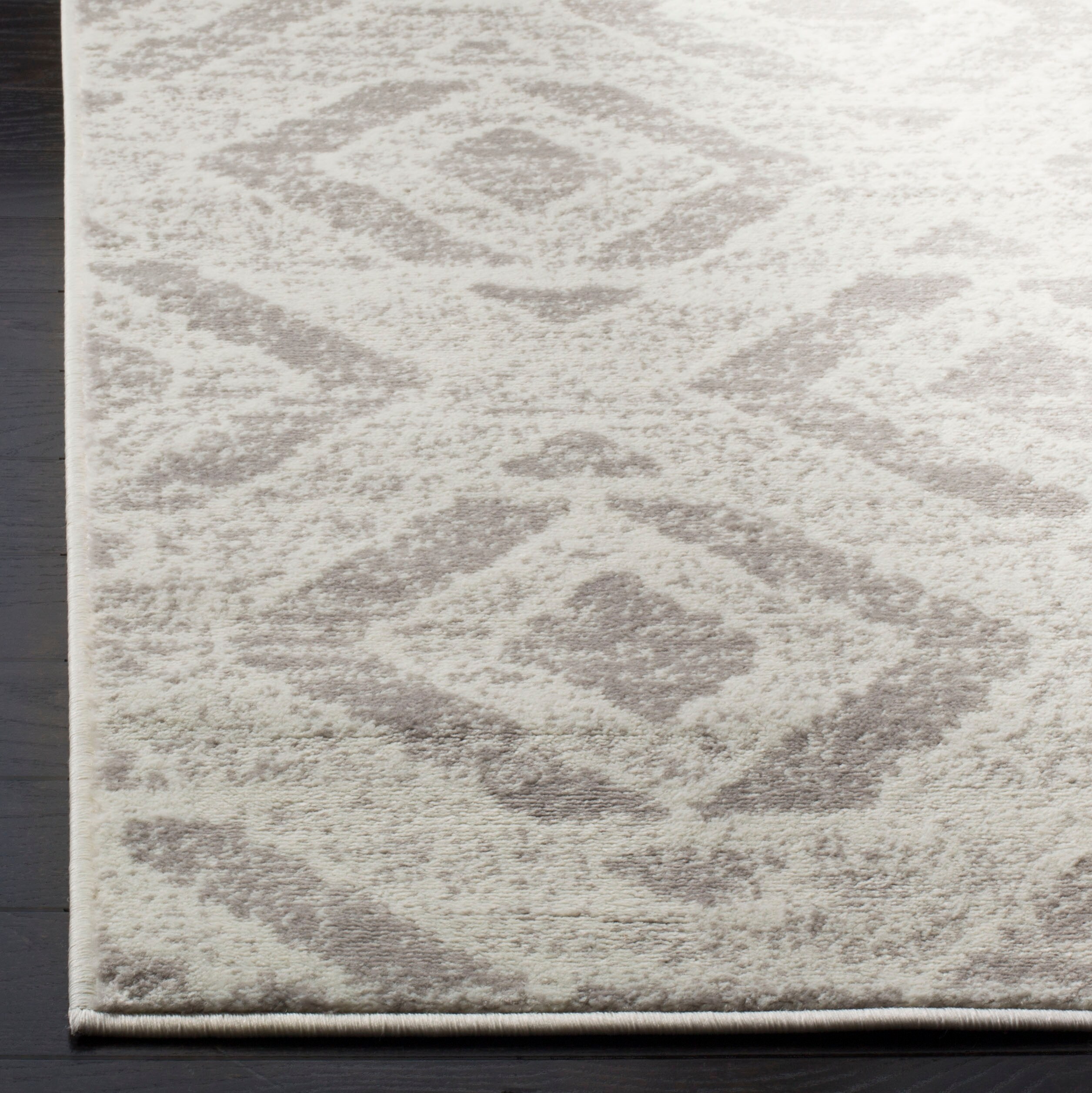 Ivory Medallion Synthetic 4' x 6' Reversible Area Rug