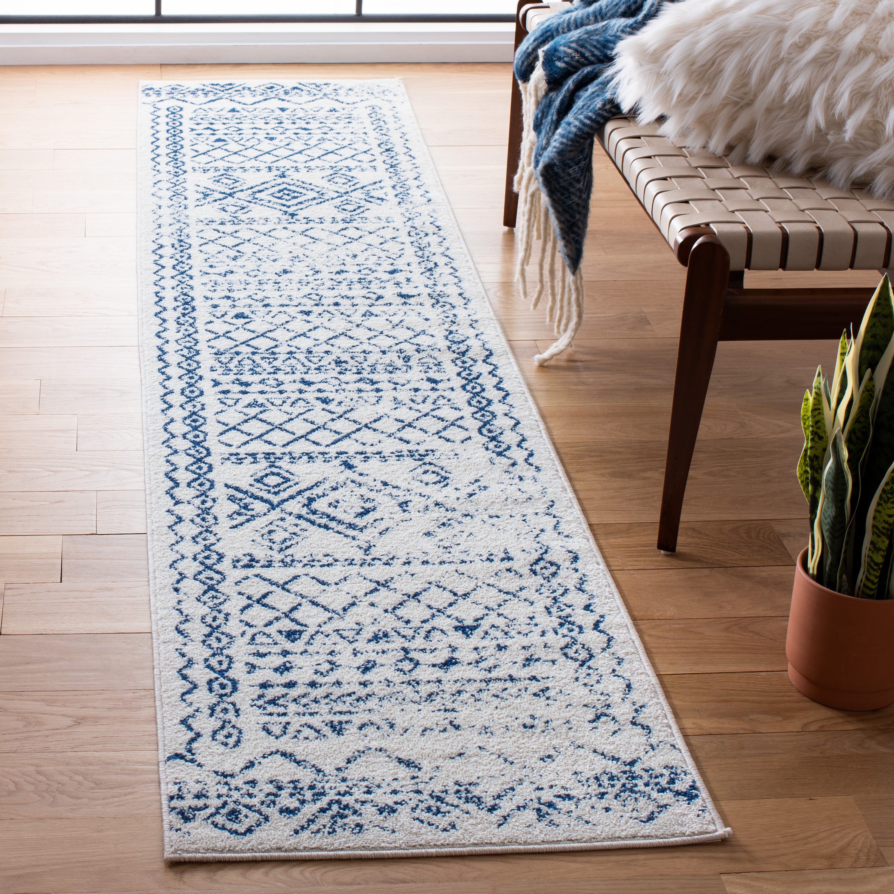Safavieh TUL268C-29 Tulum Grady 2 x 9 (ft) Loomed Polypropylene Ivory/Navy Rectangular Indoor Distressed/Overdyed Bohemian/Eclectic Runner rug