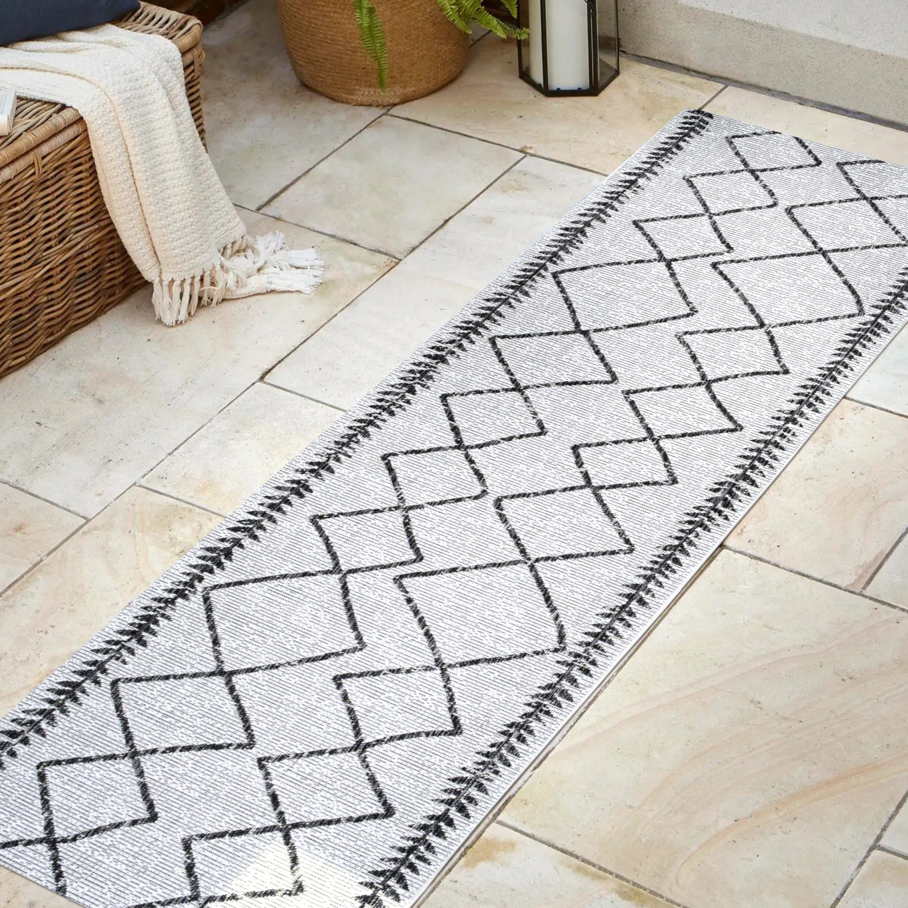 Tribal Diamond Trellis Easy-Care Indoor/Outdoor Area Rug - Black/Ivory