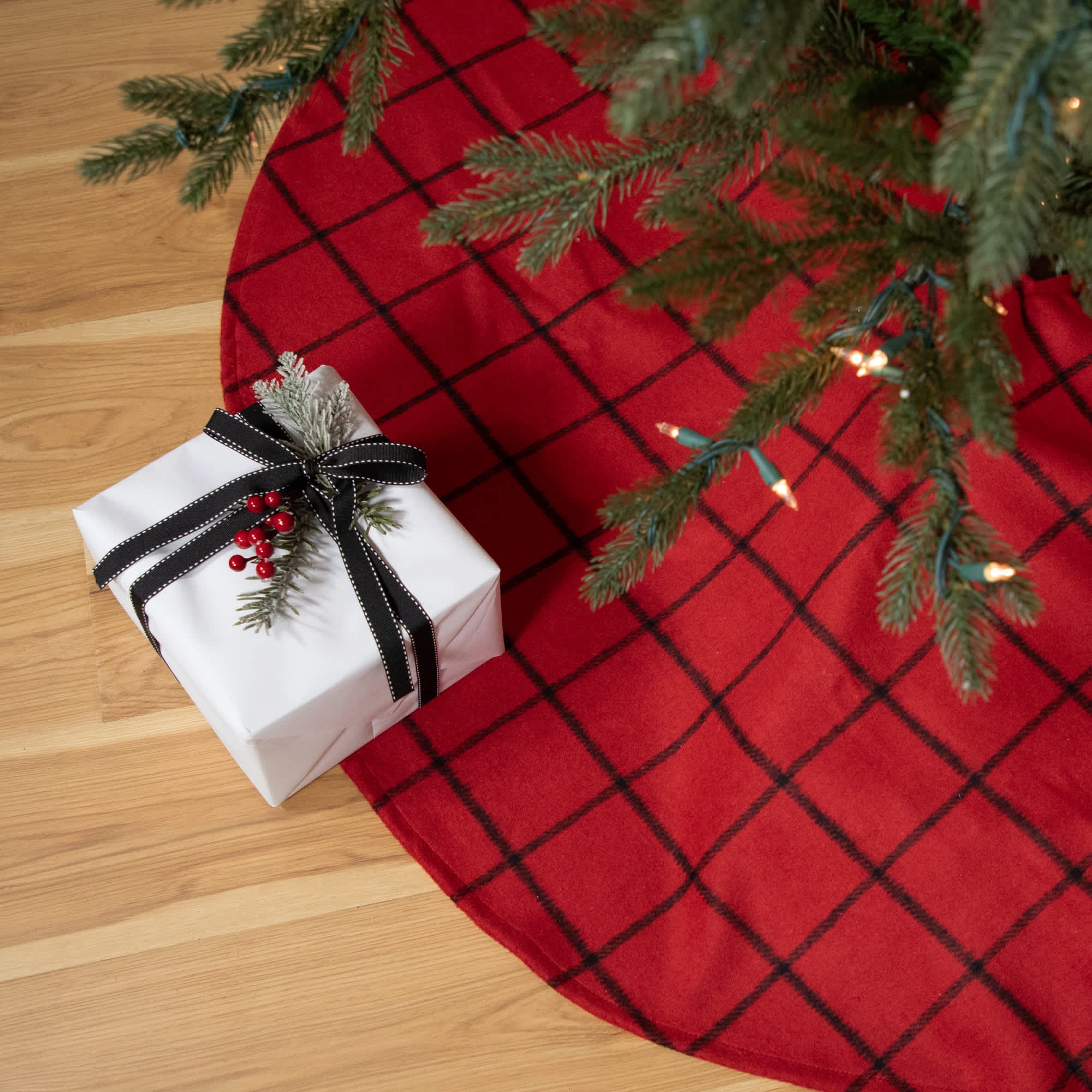 Northlight 48 inch Red Flannel Christmas Tree Skirt with Buttons