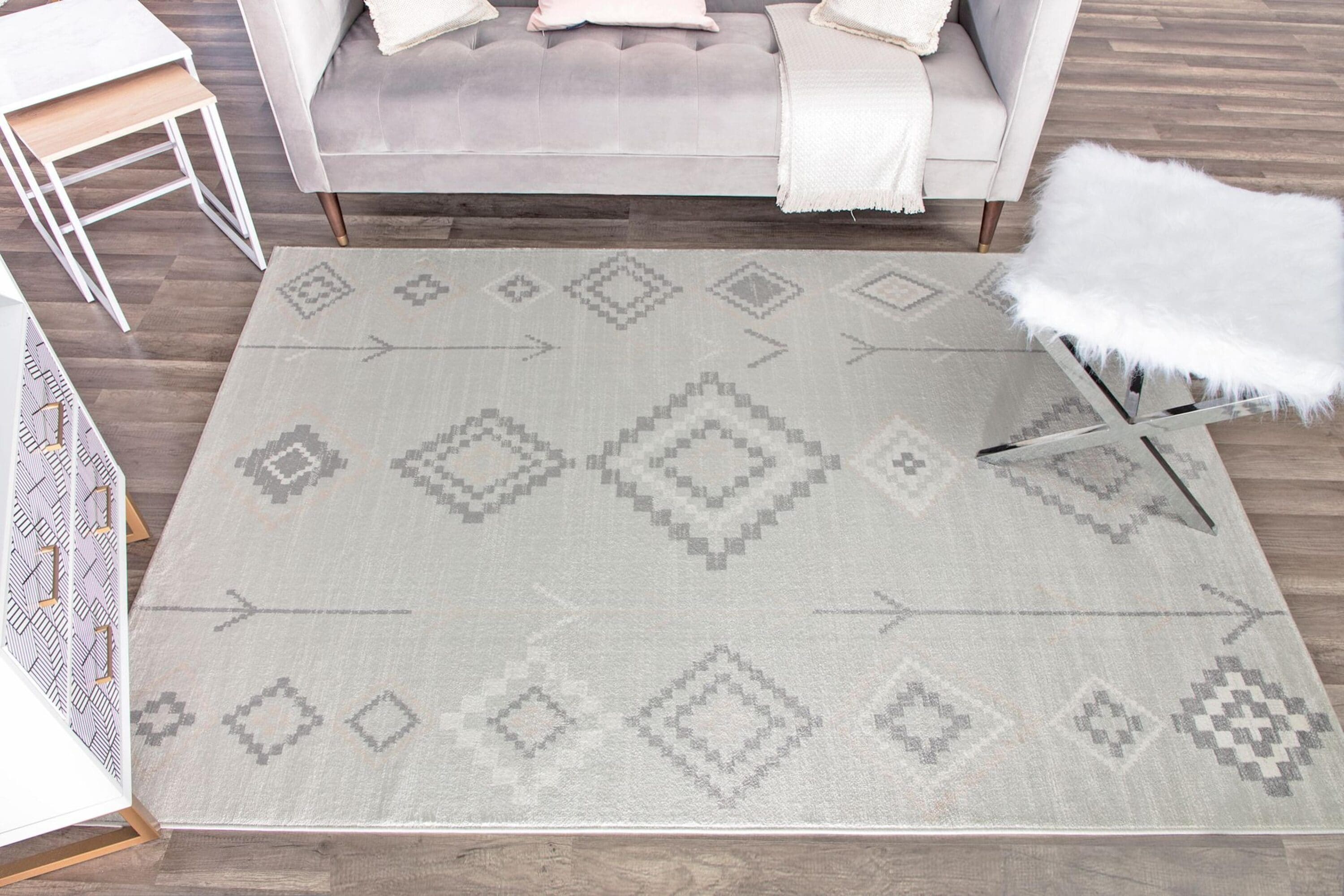 Gray Diamond Pattern Synthetic 2' x 4' Area Rug