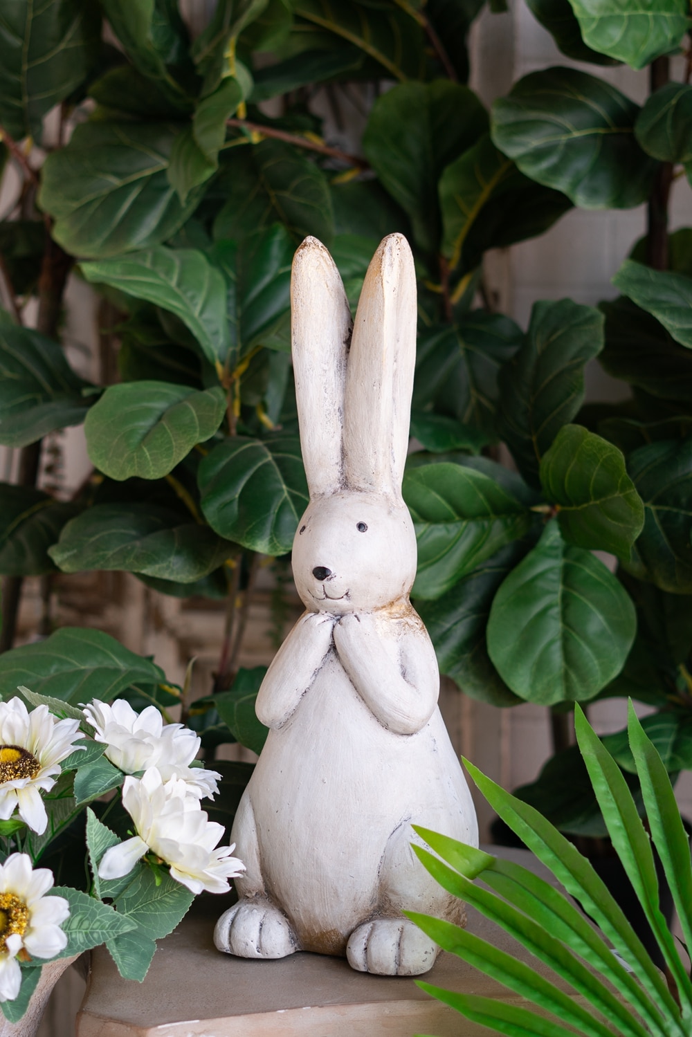 LOVMOR SF-WO-W2078P335710 Textured White Magnesium Bunny Rabbit with Subtle Gold Details