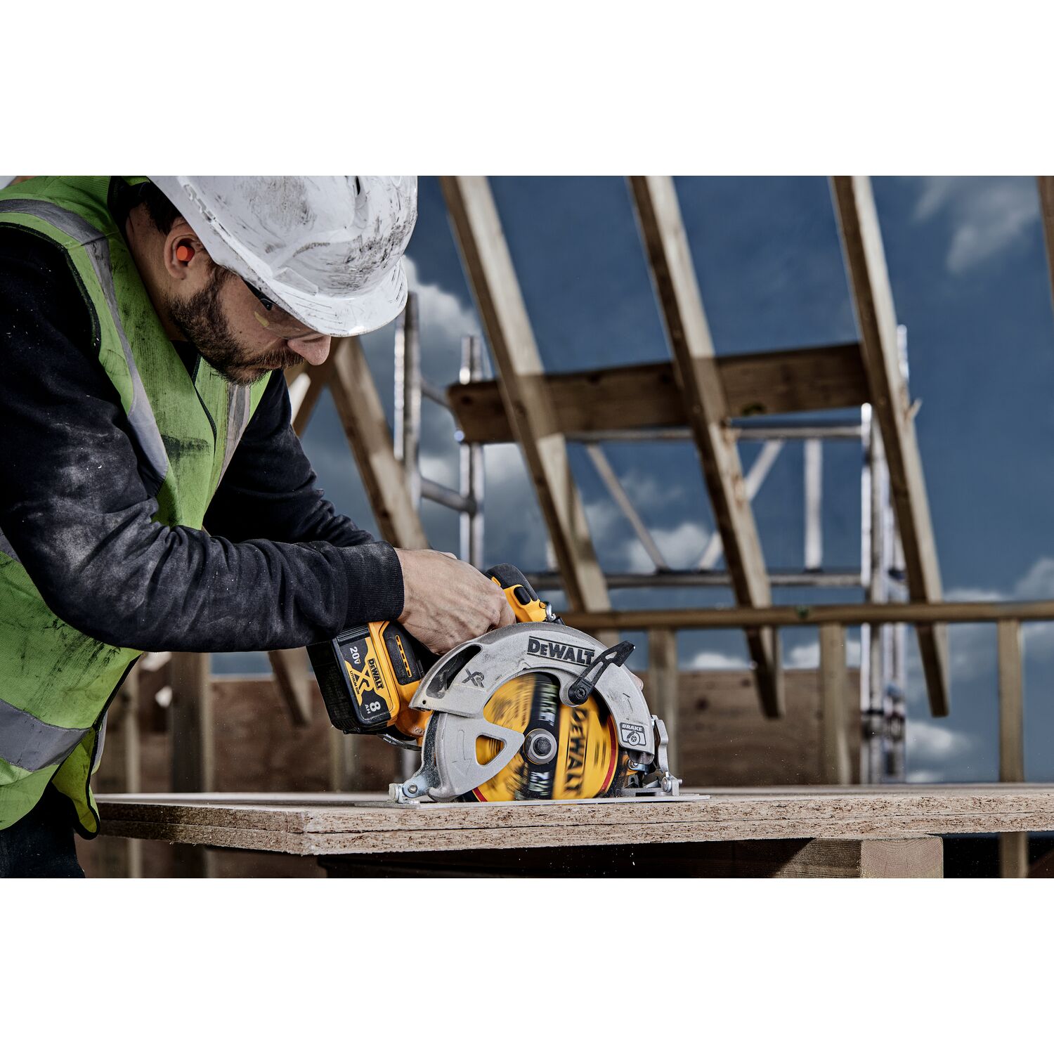 DeWalt Sub-Compact Circular Saw - Tools In Action - Power Tool Reviews